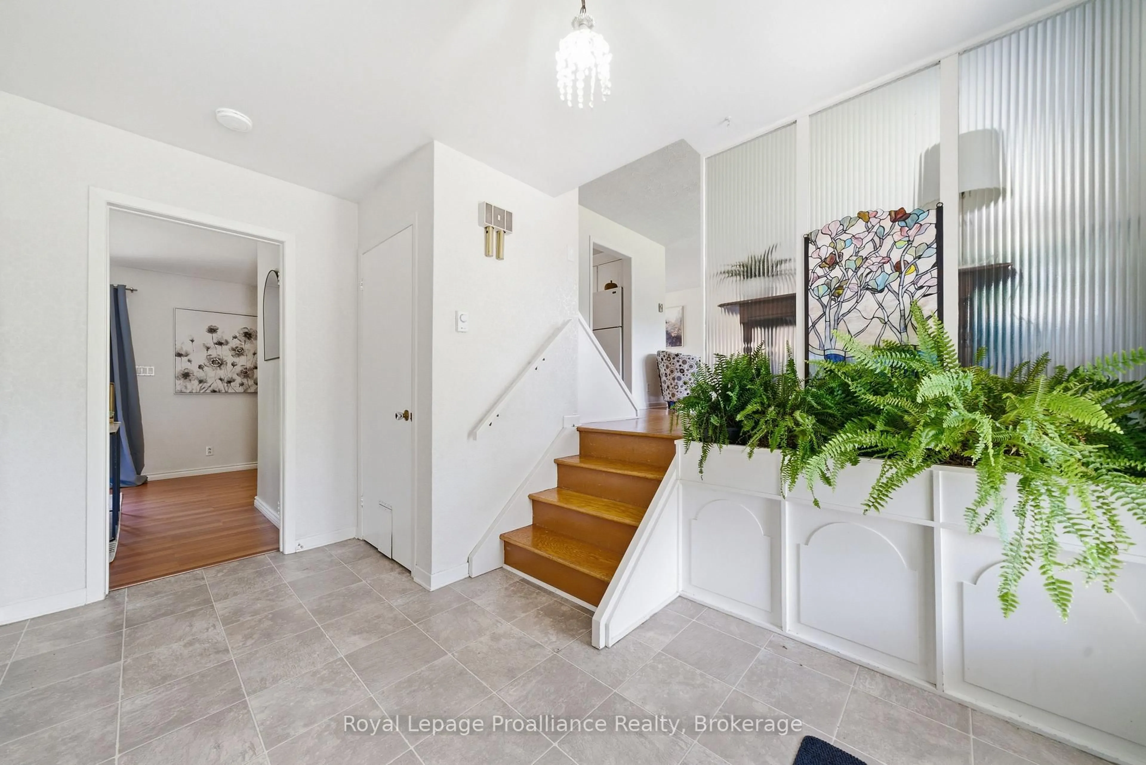 Indoor entryway for 664 2nd Dug Hill Rd, Quinte West Ontario K8V 0B6