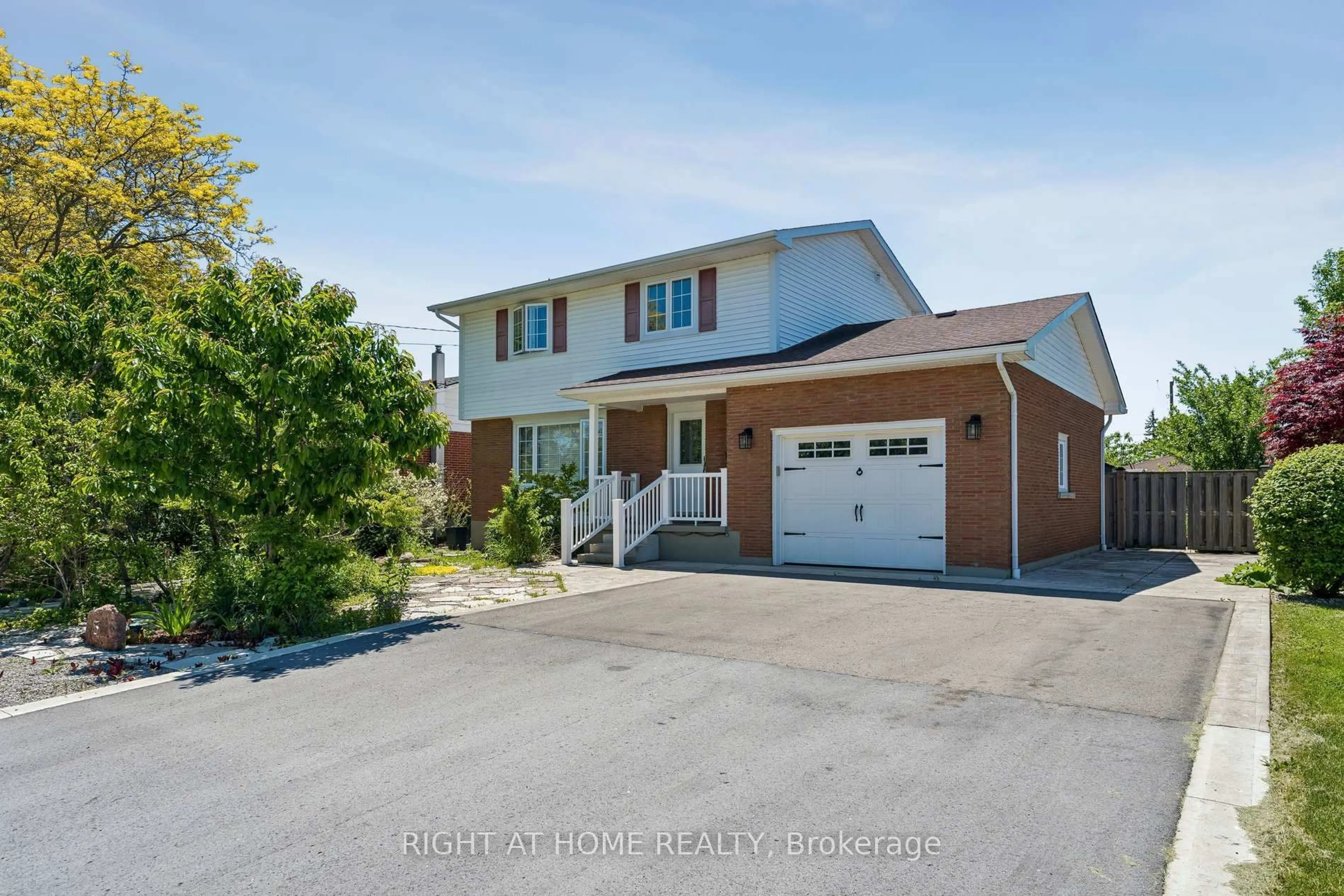 A pic from outside/outdoor area/front of a property/back of a property/a pic from drone, street for 15 KING St, Fort Erie Ontario L2A 3Z3