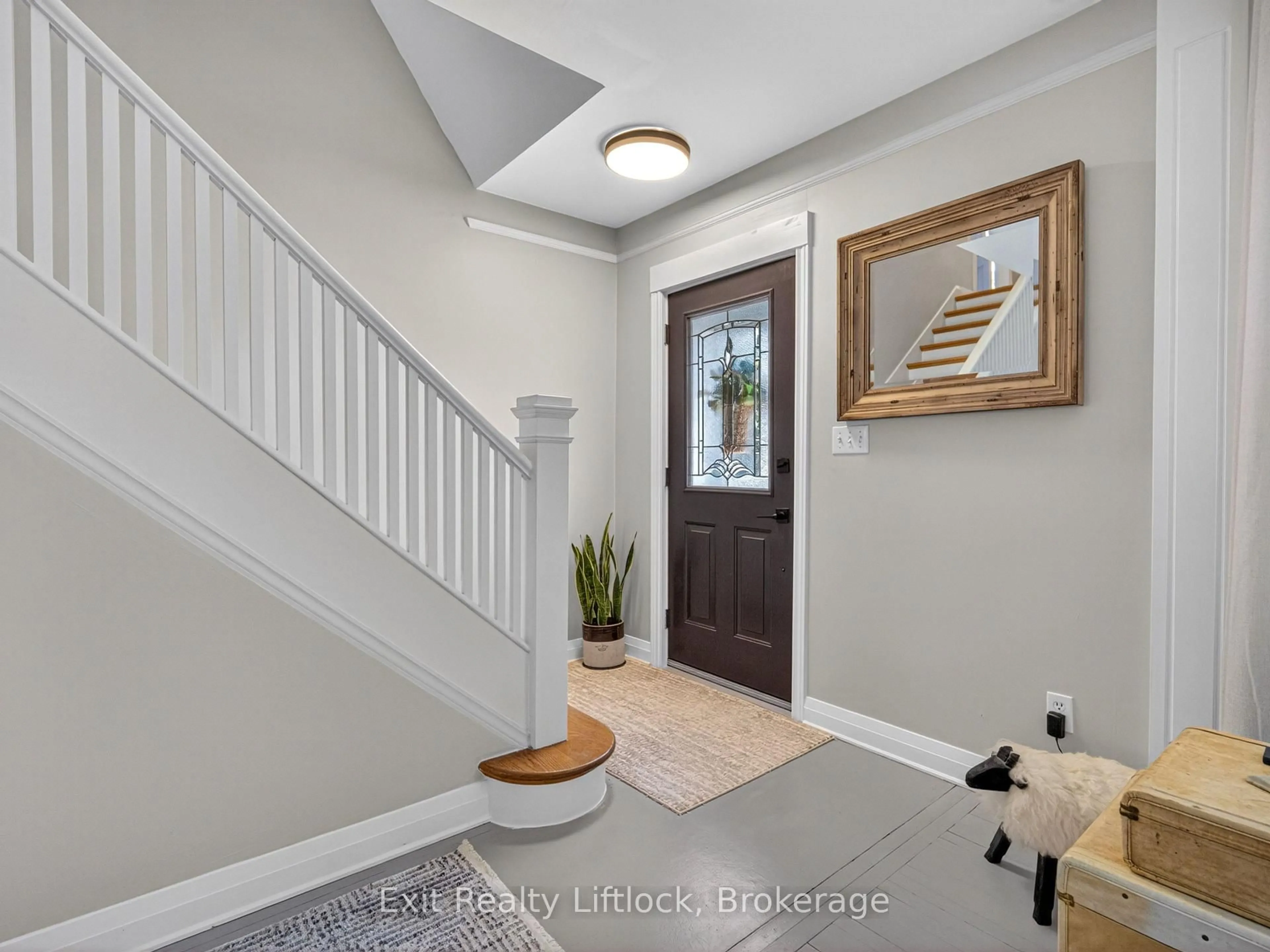 Indoor entryway for 52 Forsyth St, Limoges Ontario K0K 2M0