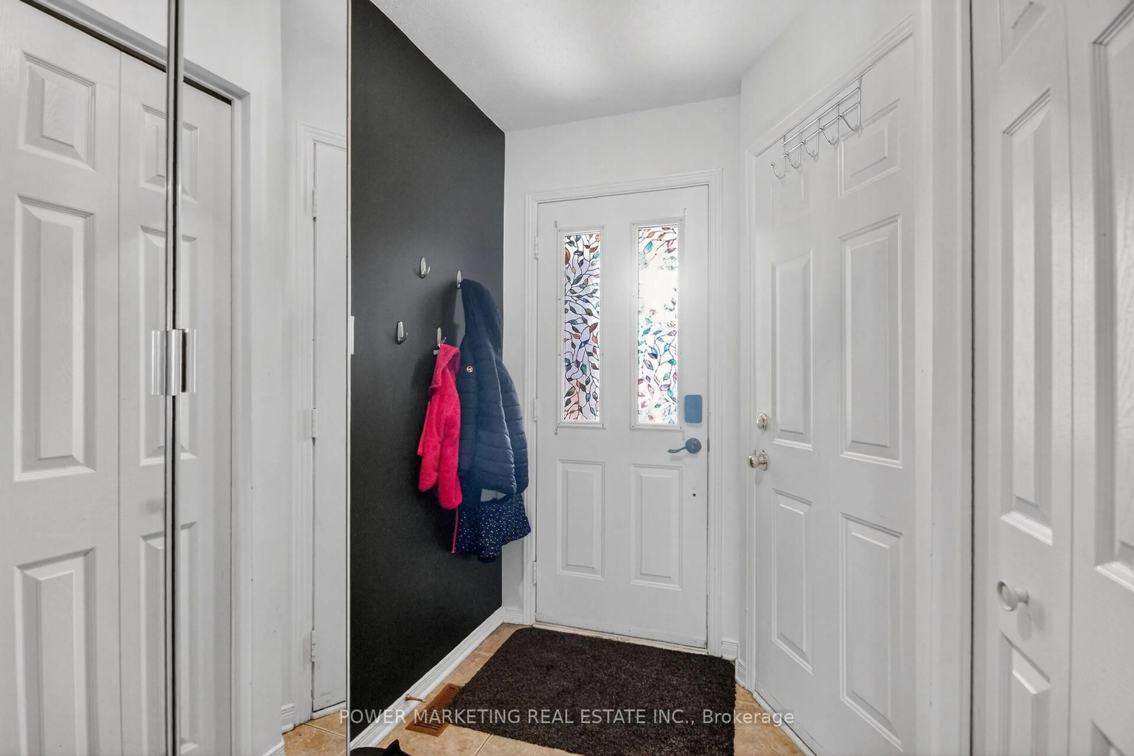 Indoor entryway for 122 SCOUT St, Ottawa Ontario K2C 4E2