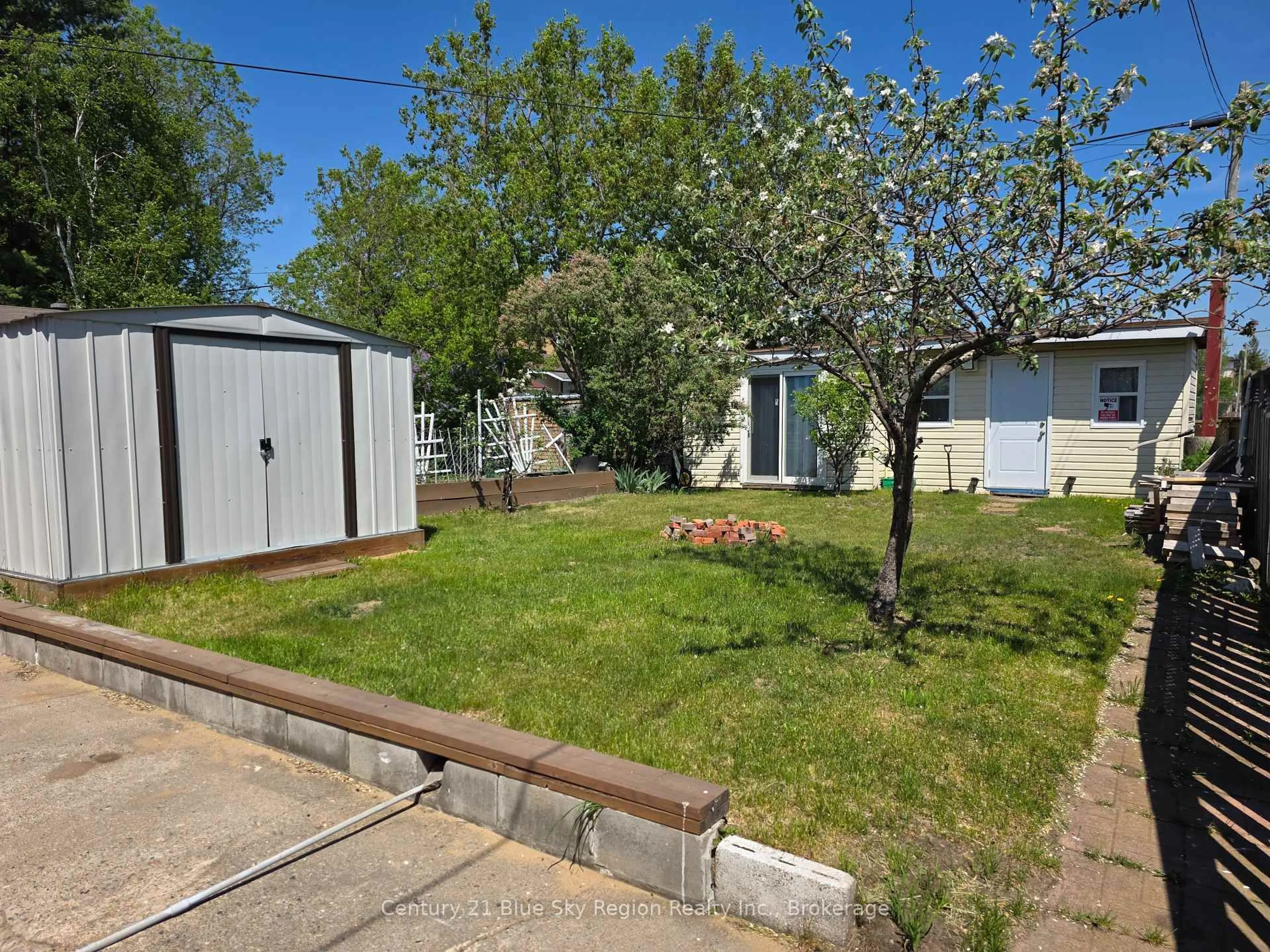 A pic from outside/outdoor area/front of a property/back of a property/a pic from drone, street for 412 KING St, North Bay Ontario P1B 6A2