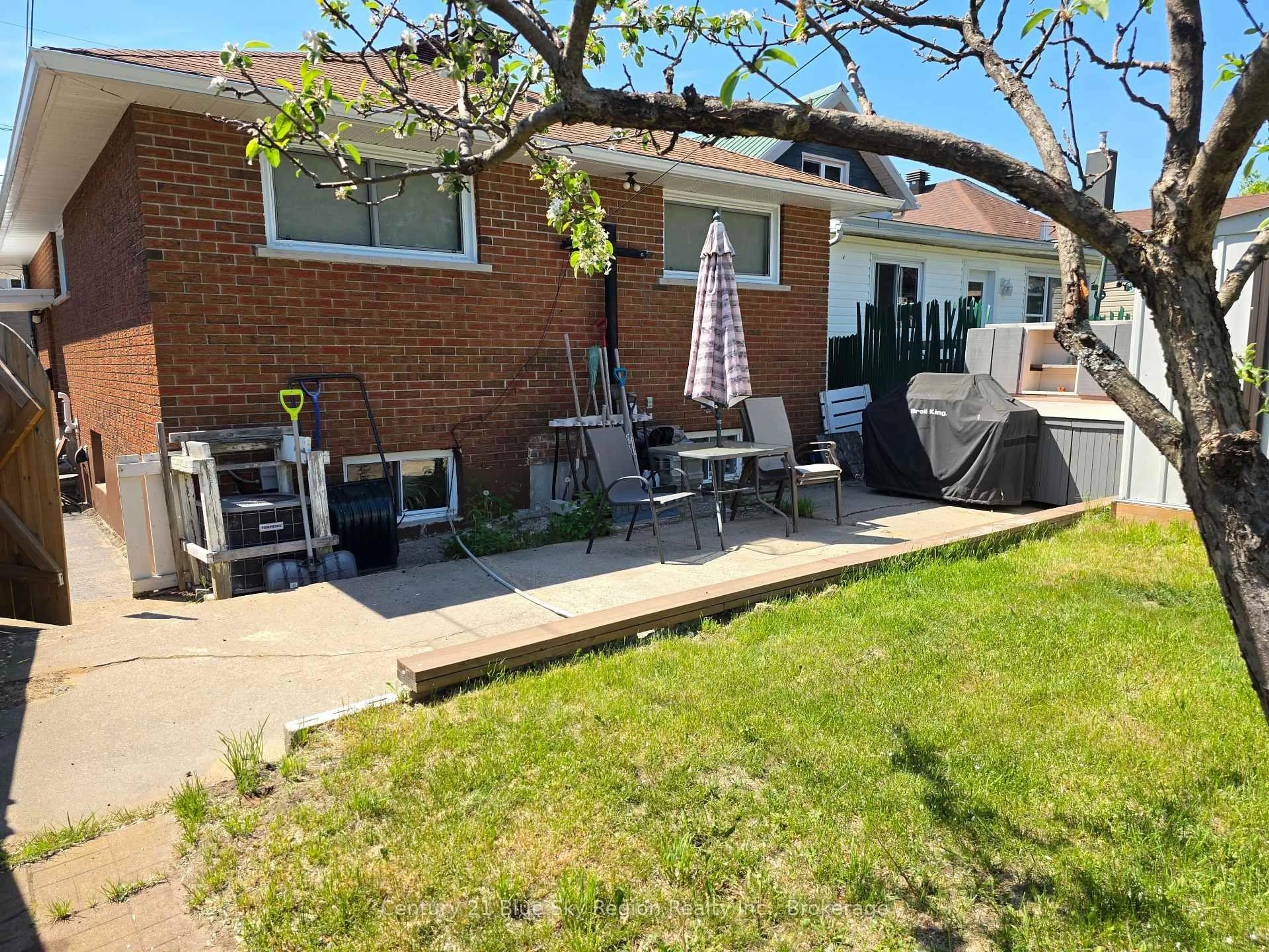 Patio, street for 412 KING St, North Bay Ontario P1B 6A2
