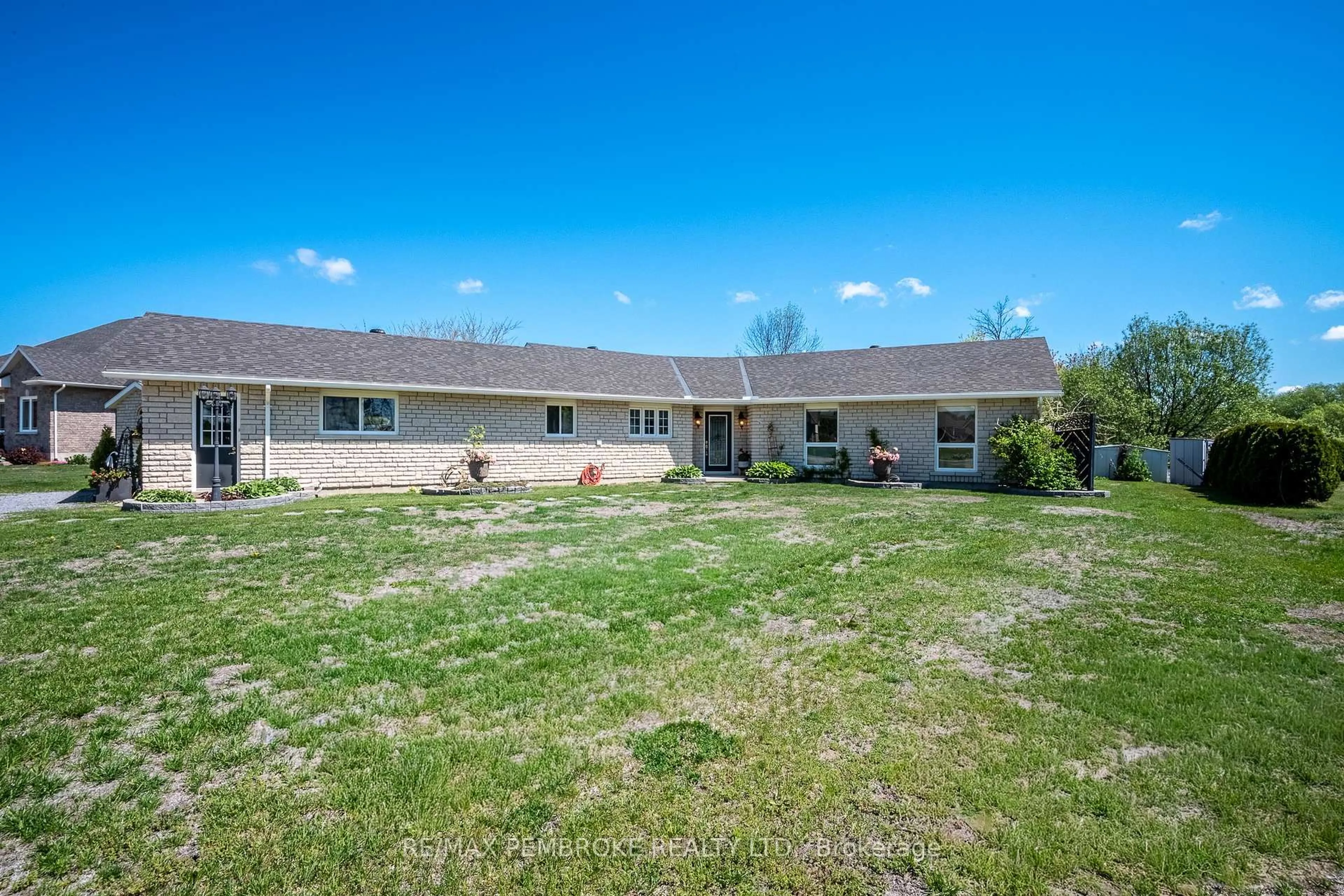 A pic from outside/outdoor area/front of a property/back of a property/a pic from drone, unknown for 11 FAIRWAY Dr, Petawawa Ontario K8A 8N2