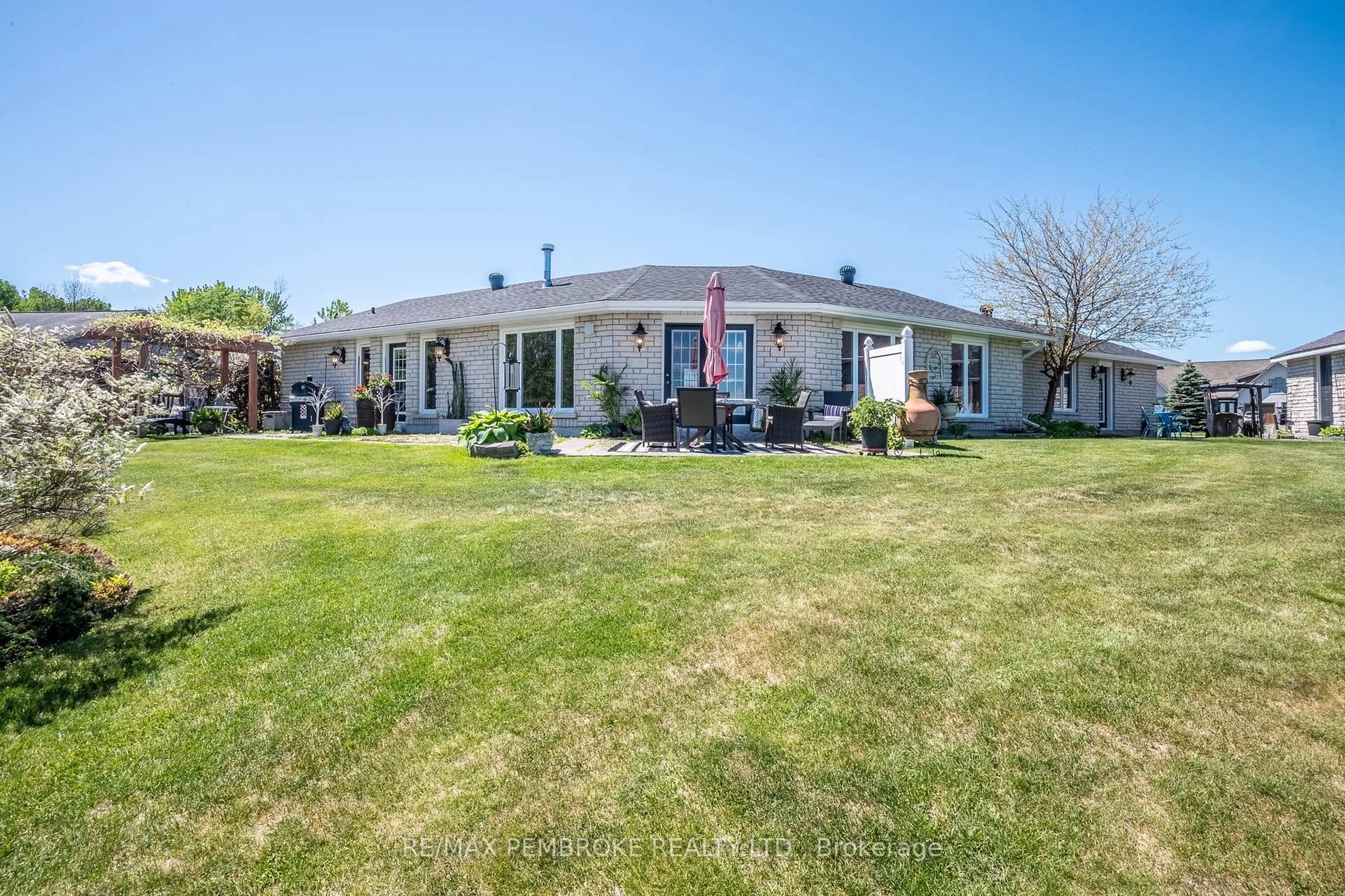 Patio, unknown for 11 FAIRWAY Dr, Petawawa Ontario K8A 8N2