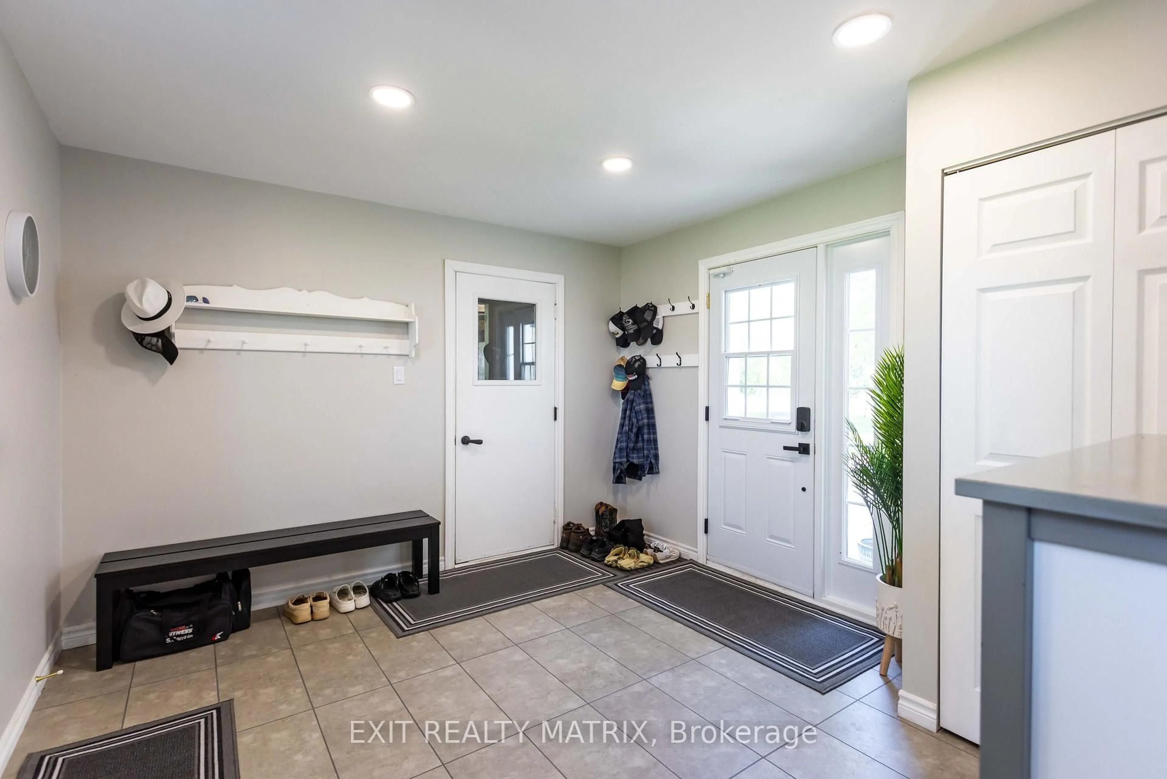 Indoor entryway for 912 Eadie Rd, Russell Ontario K4R 1E5