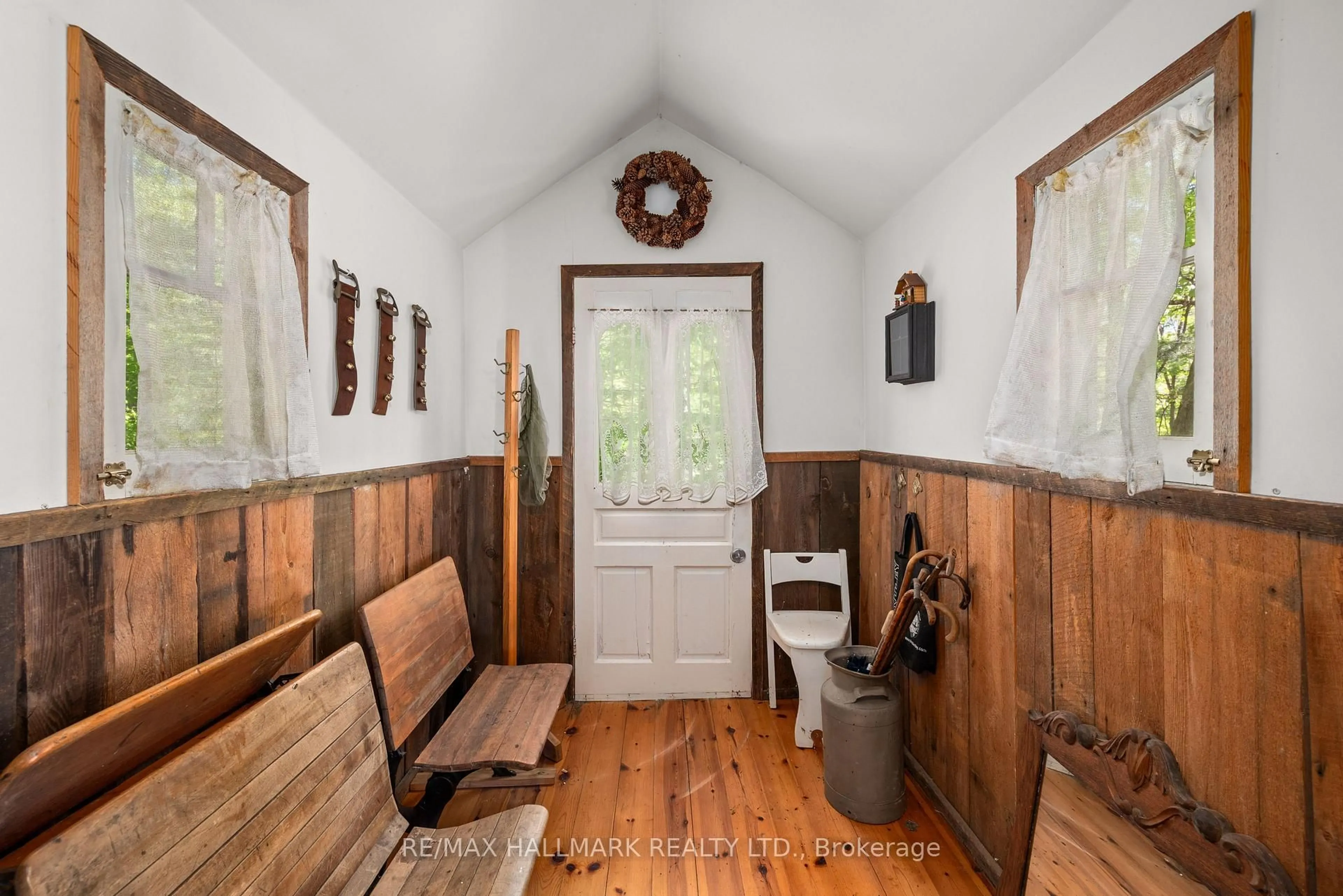 Indoor entryway for 1005 Learners Lane, Minden Hills Ontario K0M 2K0