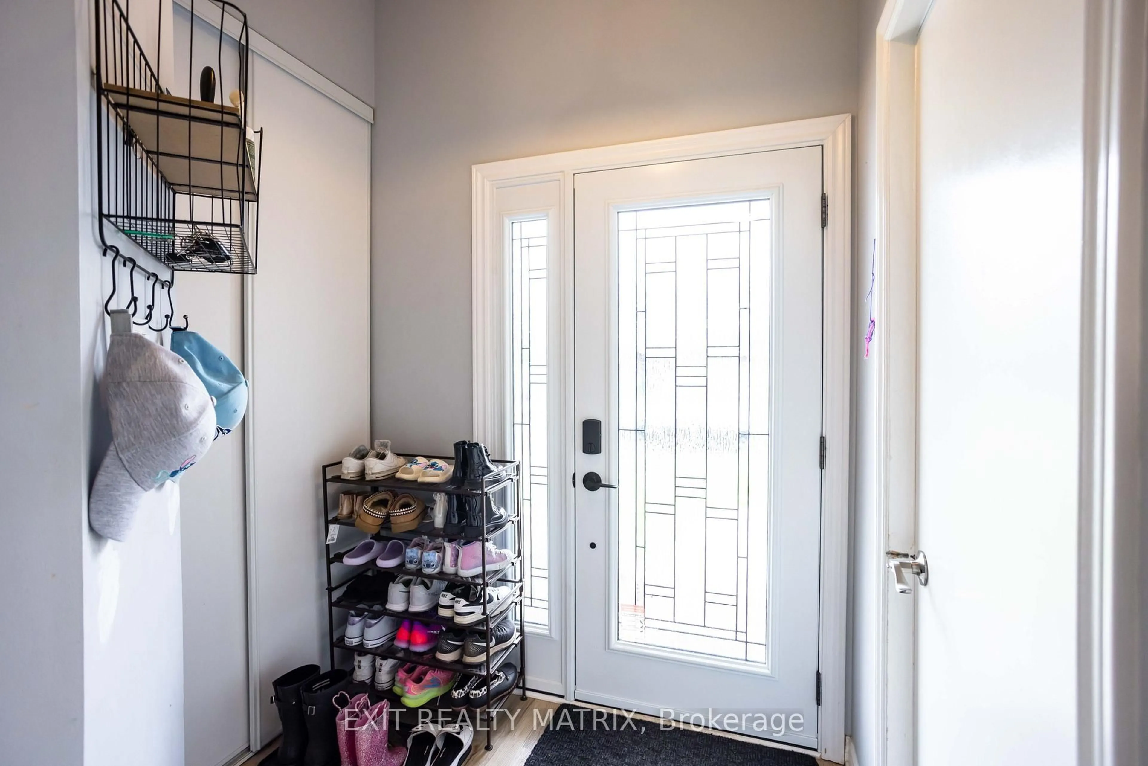Indoor entryway for 1523 Briarfield Cres, Ottawa Ontario K4A 1Z9