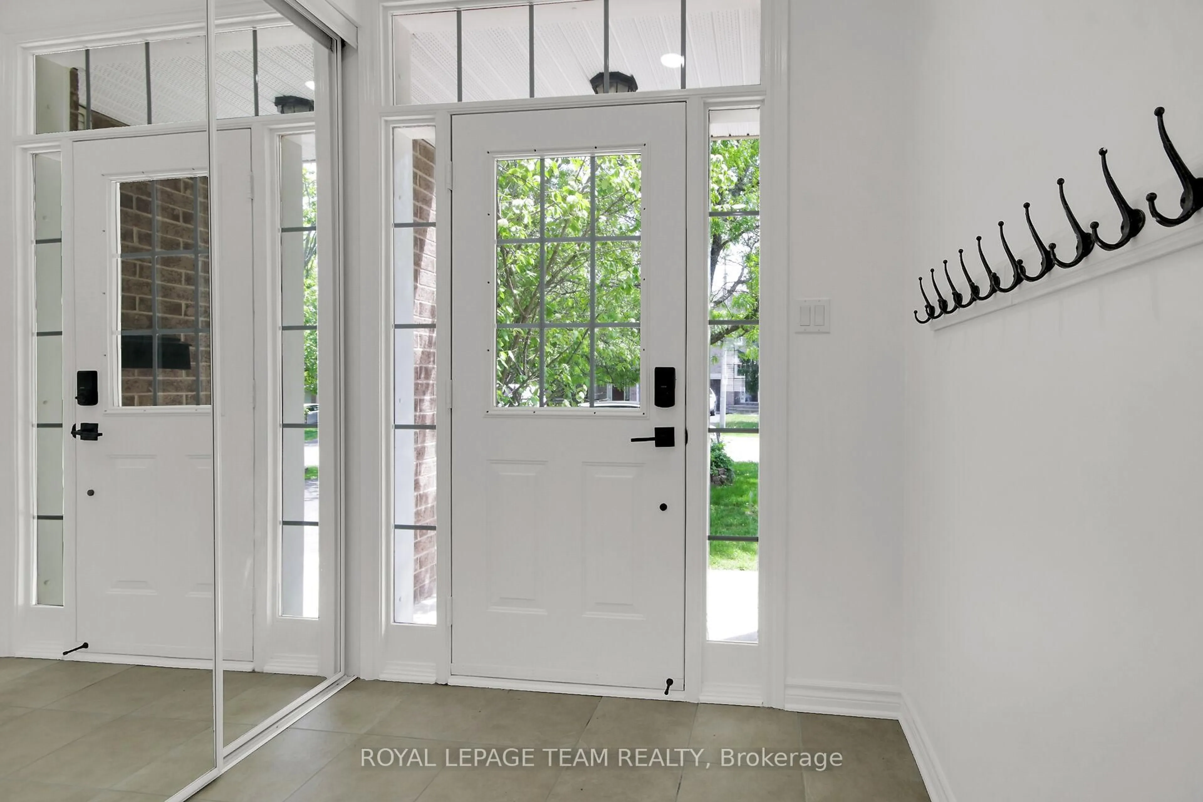 Indoor entryway for 190 Saddlesmith Circ, Ottawa Ontario K2M 2Y6