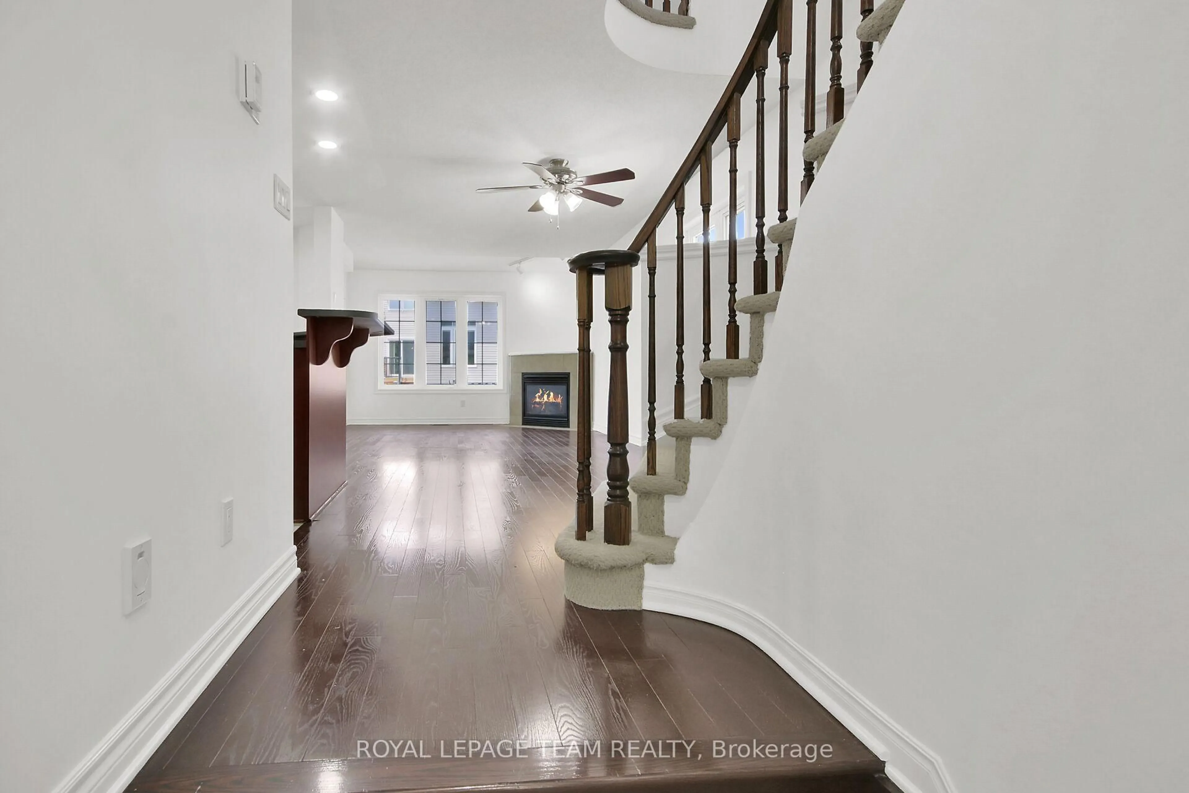 Indoor entryway for 190 Saddlesmith Circ, Ottawa Ontario K2M 2Y6