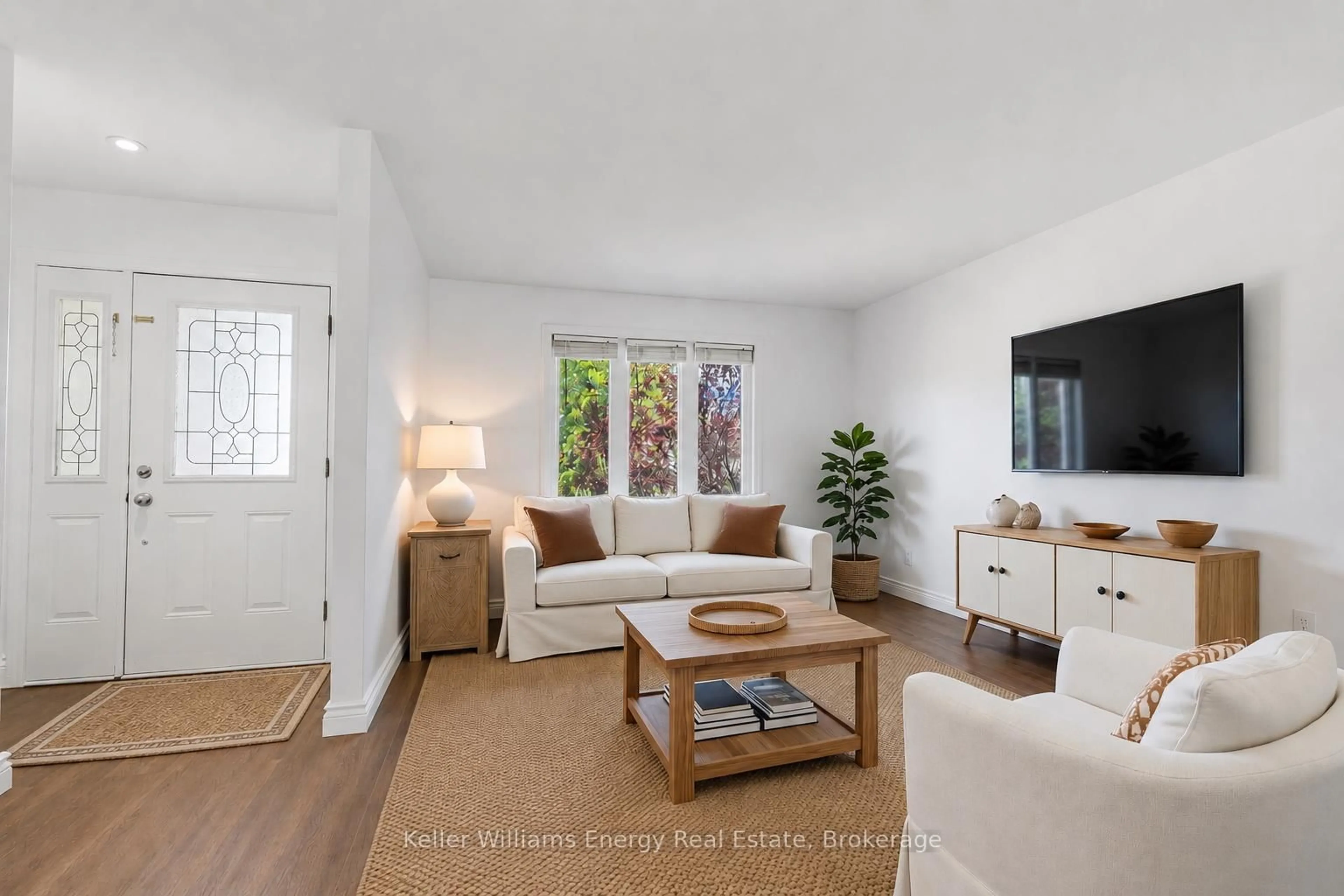 Living room with furniture, unknown for 170 NICHOLAS St, Quinte West Ontario K8V 6B2