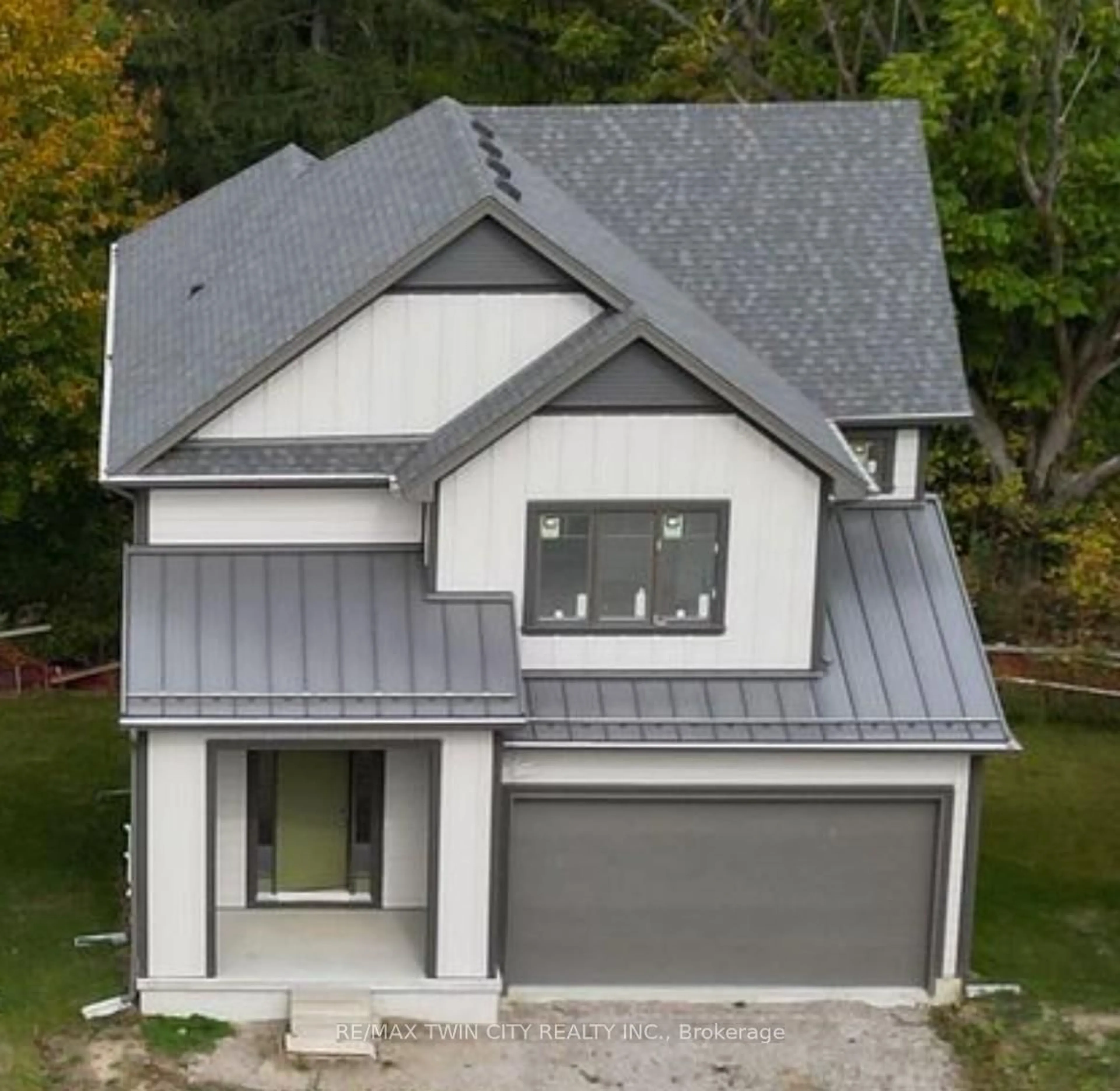 Home with vinyl exterior material, water/lake/river/ocean view for 106 CHRISTOPHER Crt, London South Ontario N5X 3X4