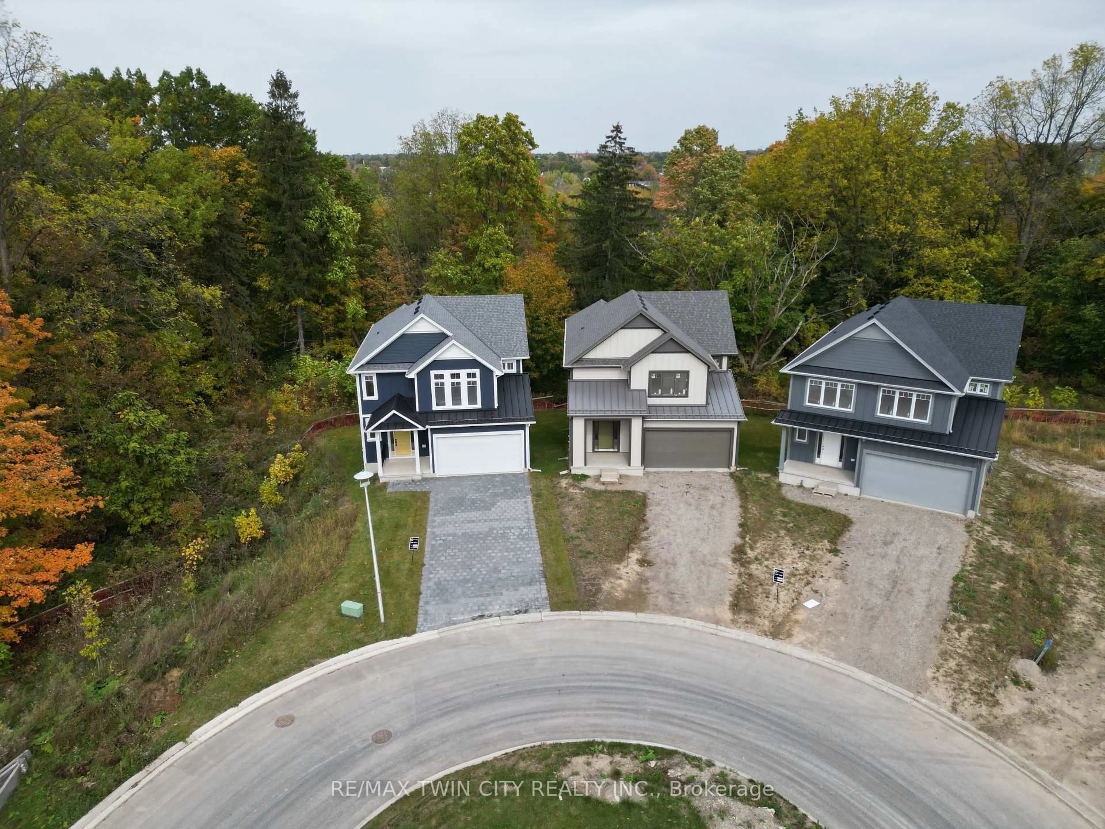 A pic from outside/outdoor area/front of a property/back of a property/a pic from drone, street for 106 CHRISTOPHER Crt, London South Ontario N5X 3X4