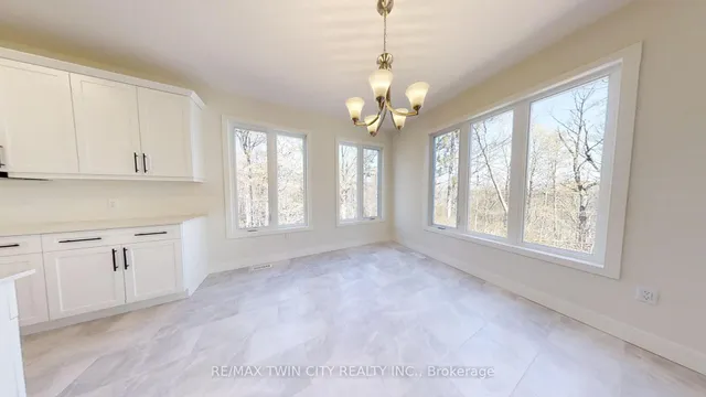 106 CHRISTOPHER Crt, London South 4