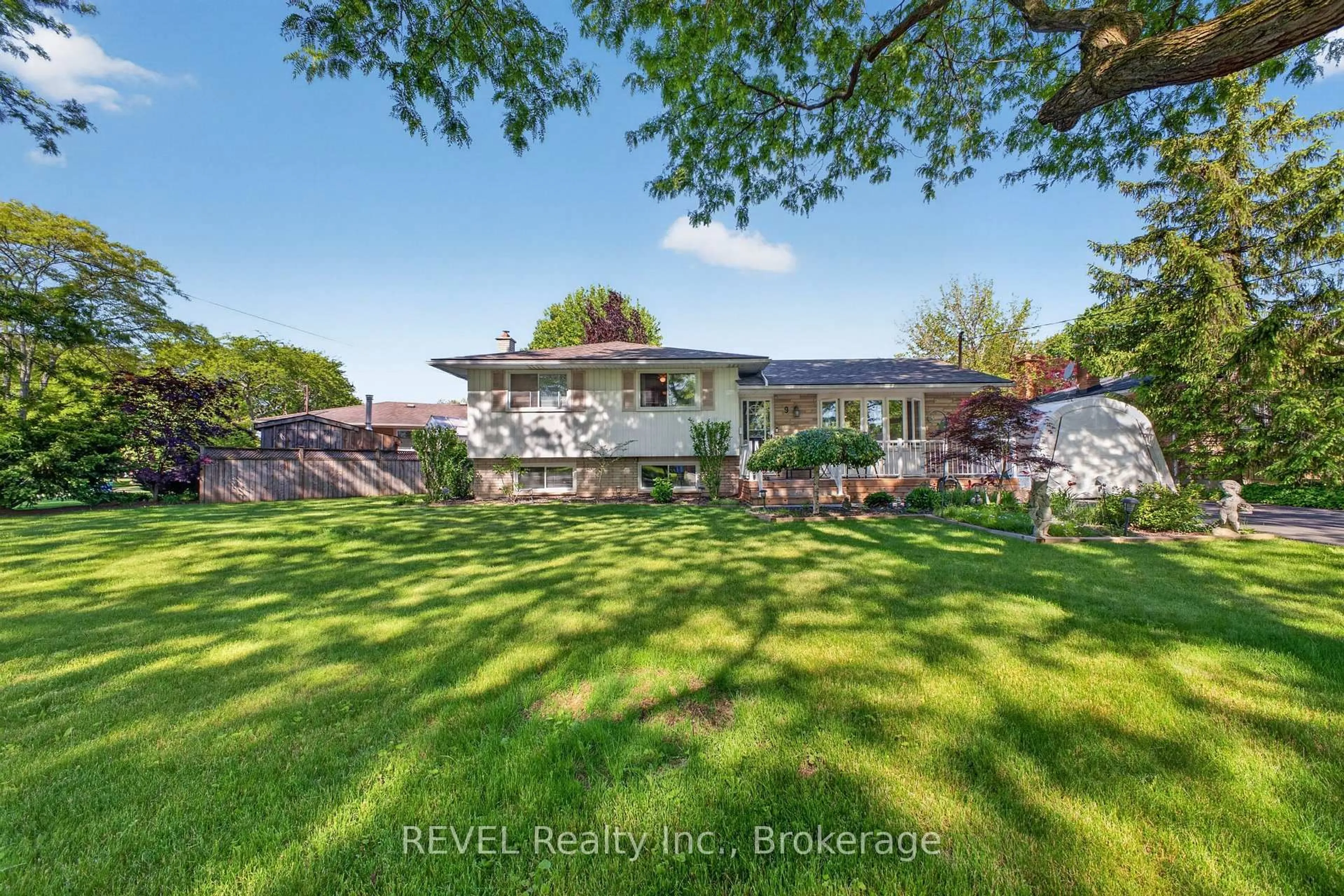 A pic from outside/outdoor area/front of a property/back of a property/a pic from drone, water/lake/river/ocean view for 9 Rexleigh Cres, St. Catharines Ontario L2N 3X7