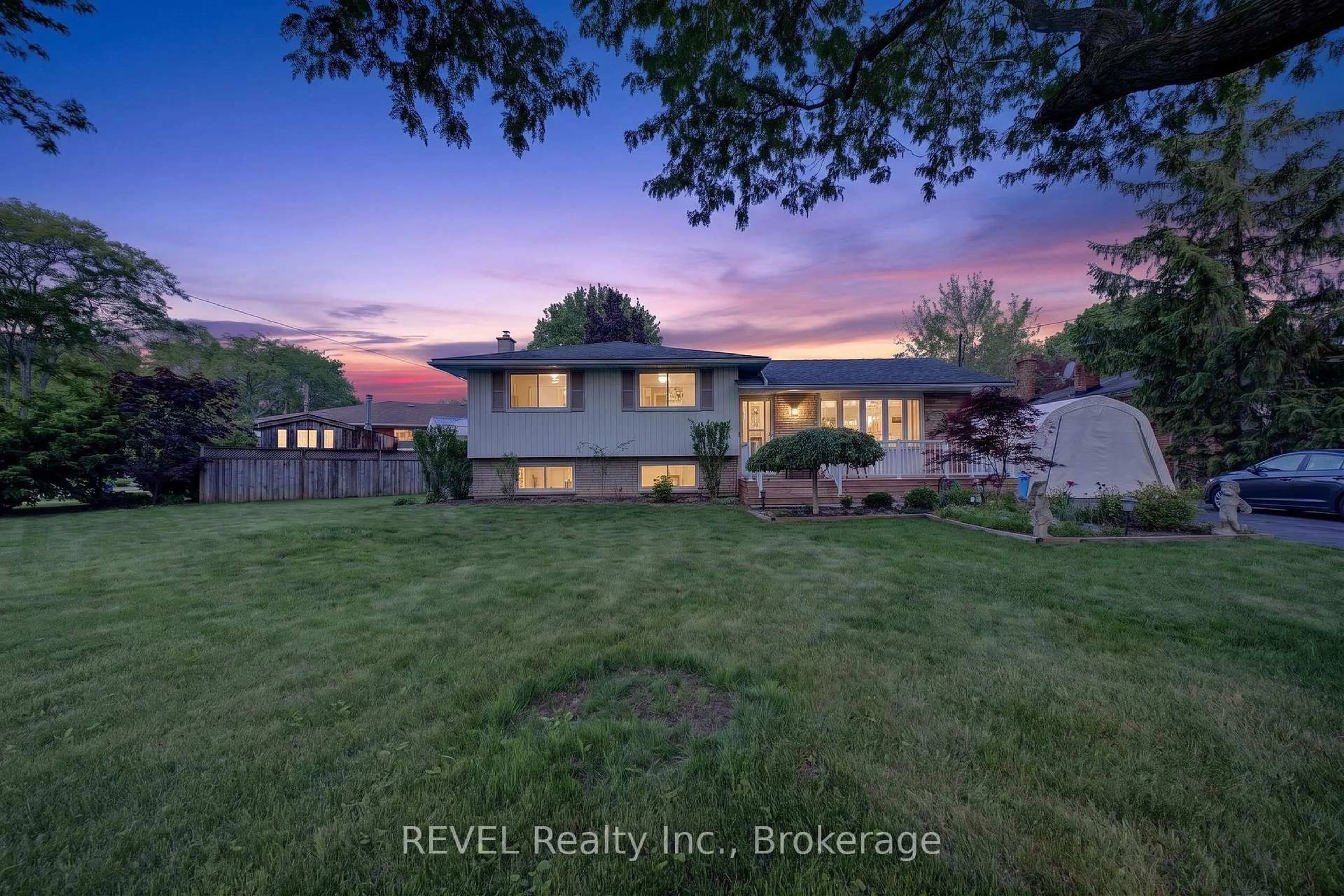 A pic from outside/outdoor area/front of a property/back of a property/a pic from drone, water/lake/river/ocean view for 9 Rexleigh Cres, St. Catharines Ontario L2N 3X7