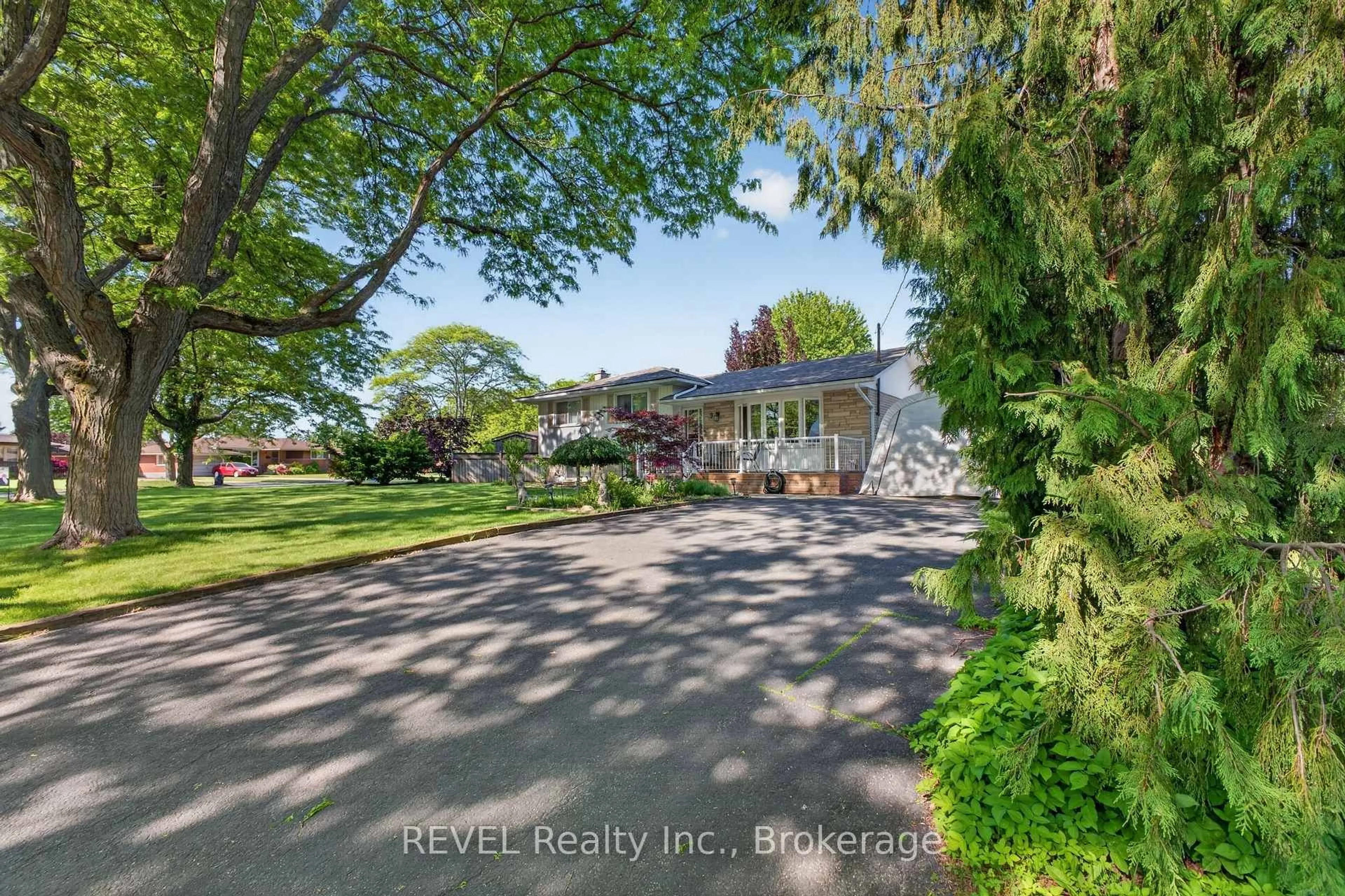 A pic from outside/outdoor area/front of a property/back of a property/a pic from drone, street for 9 Rexleigh Cres, St. Catharines Ontario L2N 3X7