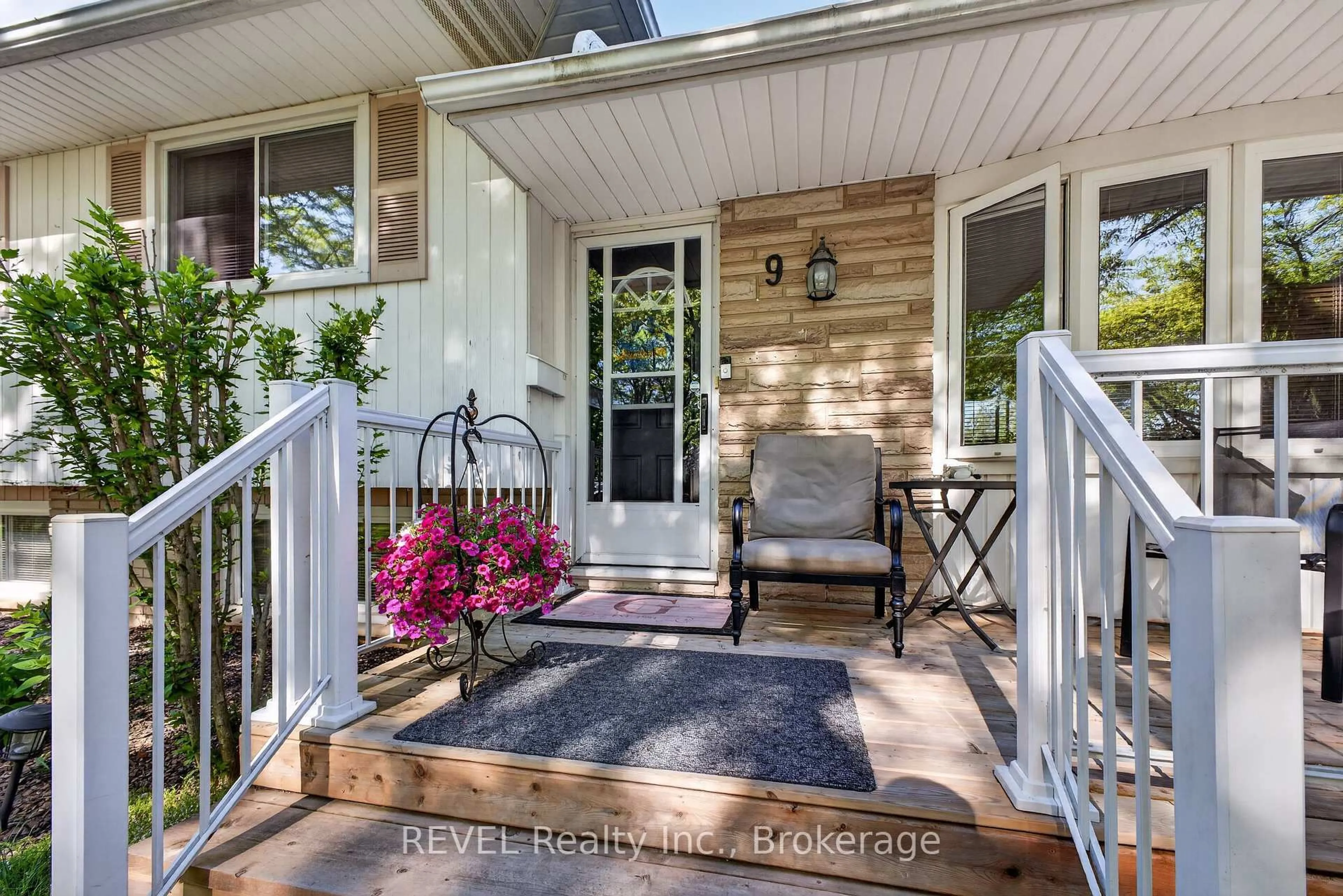 Indoor entryway for 9 Rexleigh Cres, St. Catharines Ontario L2N 3X7