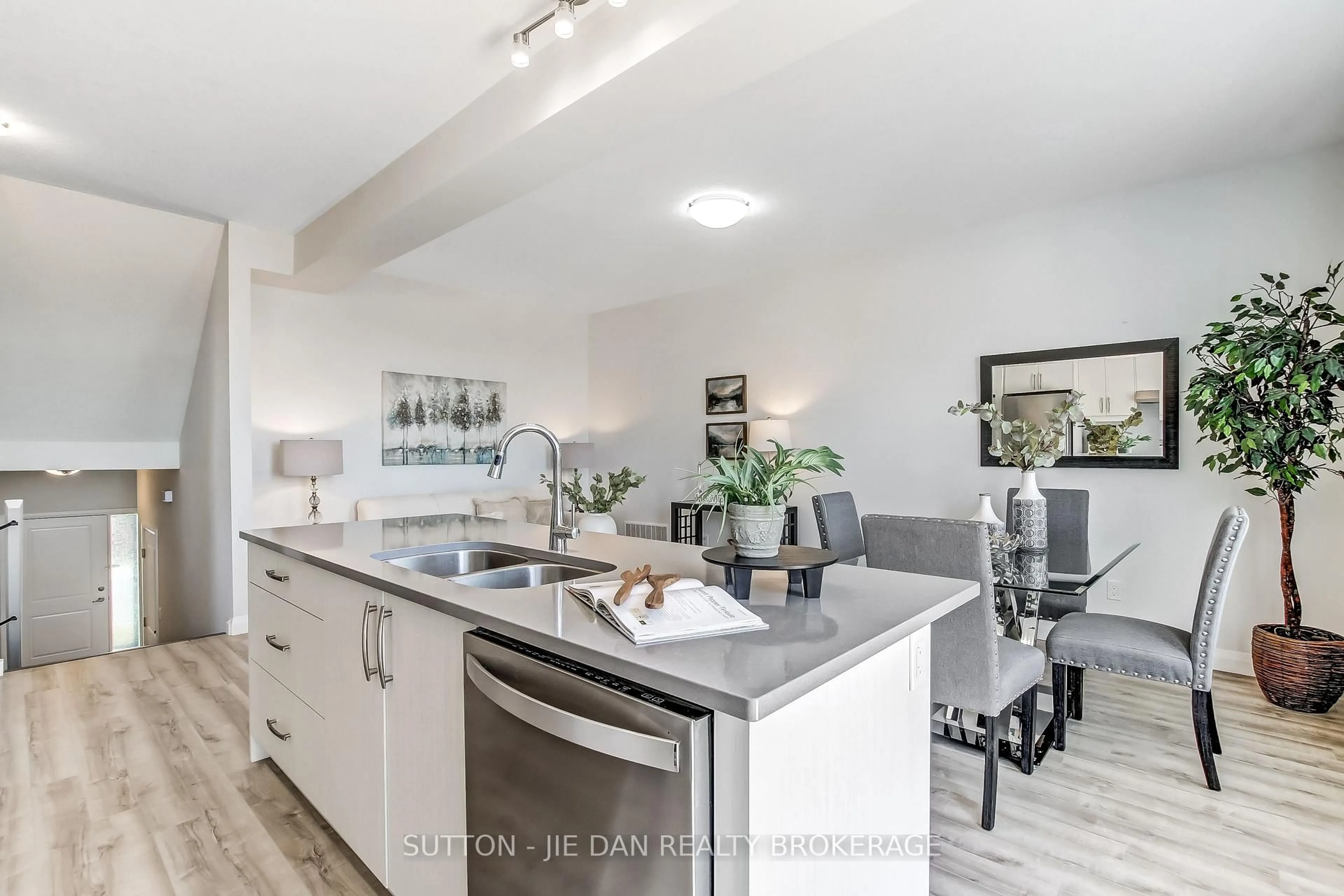 Open concept kitchen, unknown for 819 KLEINBURG Dr #2, London North Ontario N5X 0N6