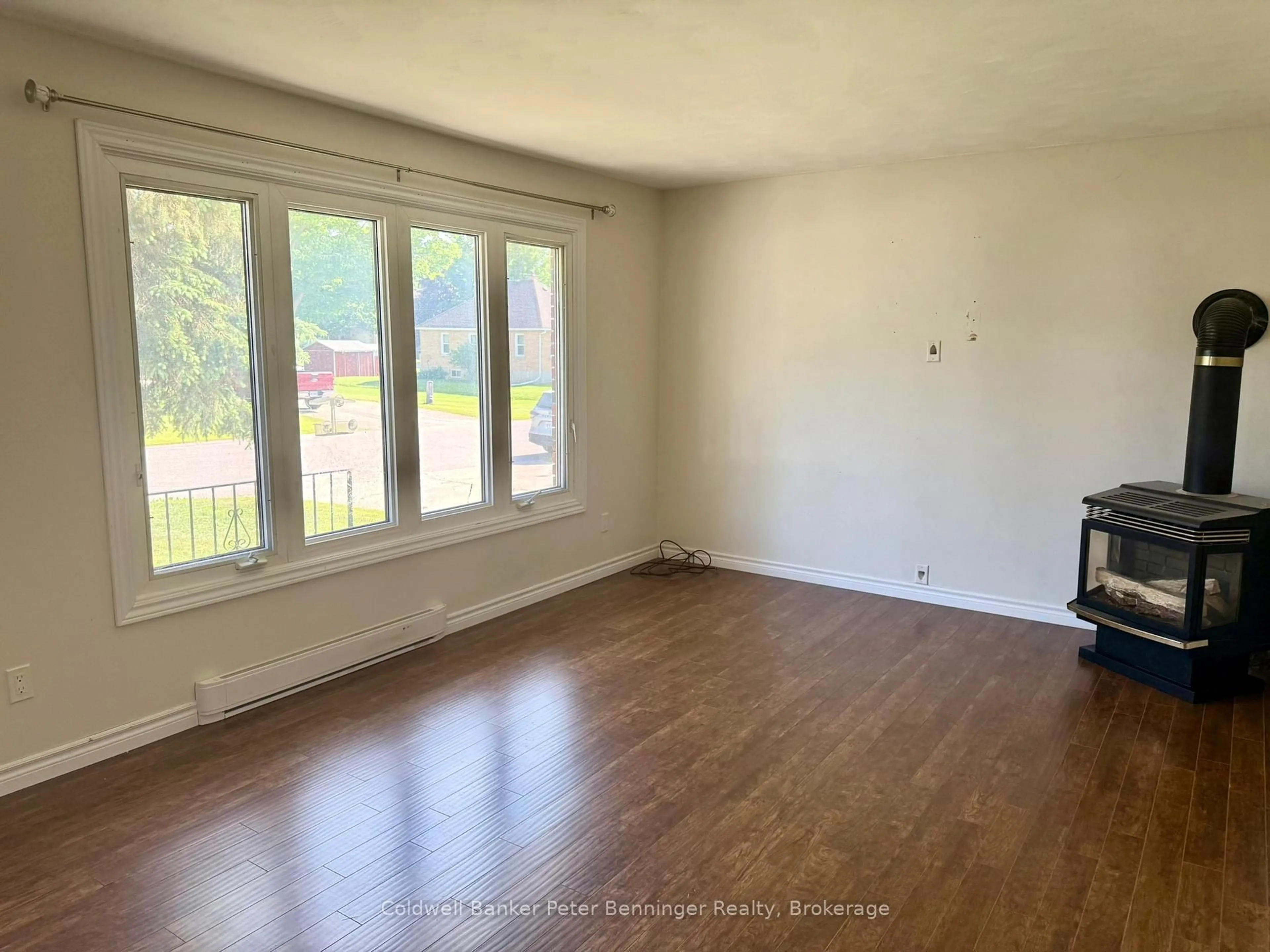 A pic of a room for 4 Huron St, Brockton Ontario N0G 2V0
