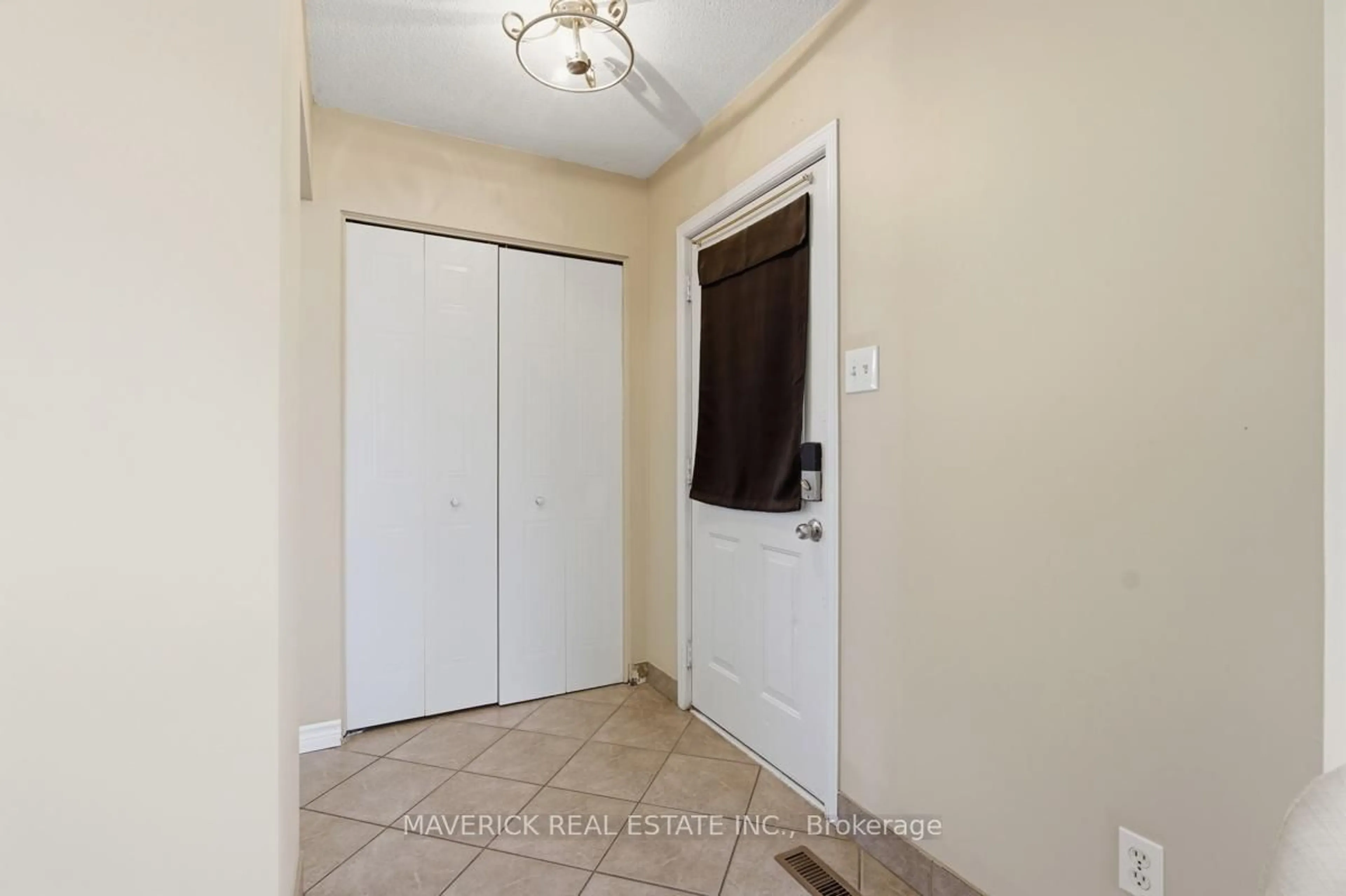 Indoor entryway for 315 Simpson Cres, London East Ontario N5V 5E1