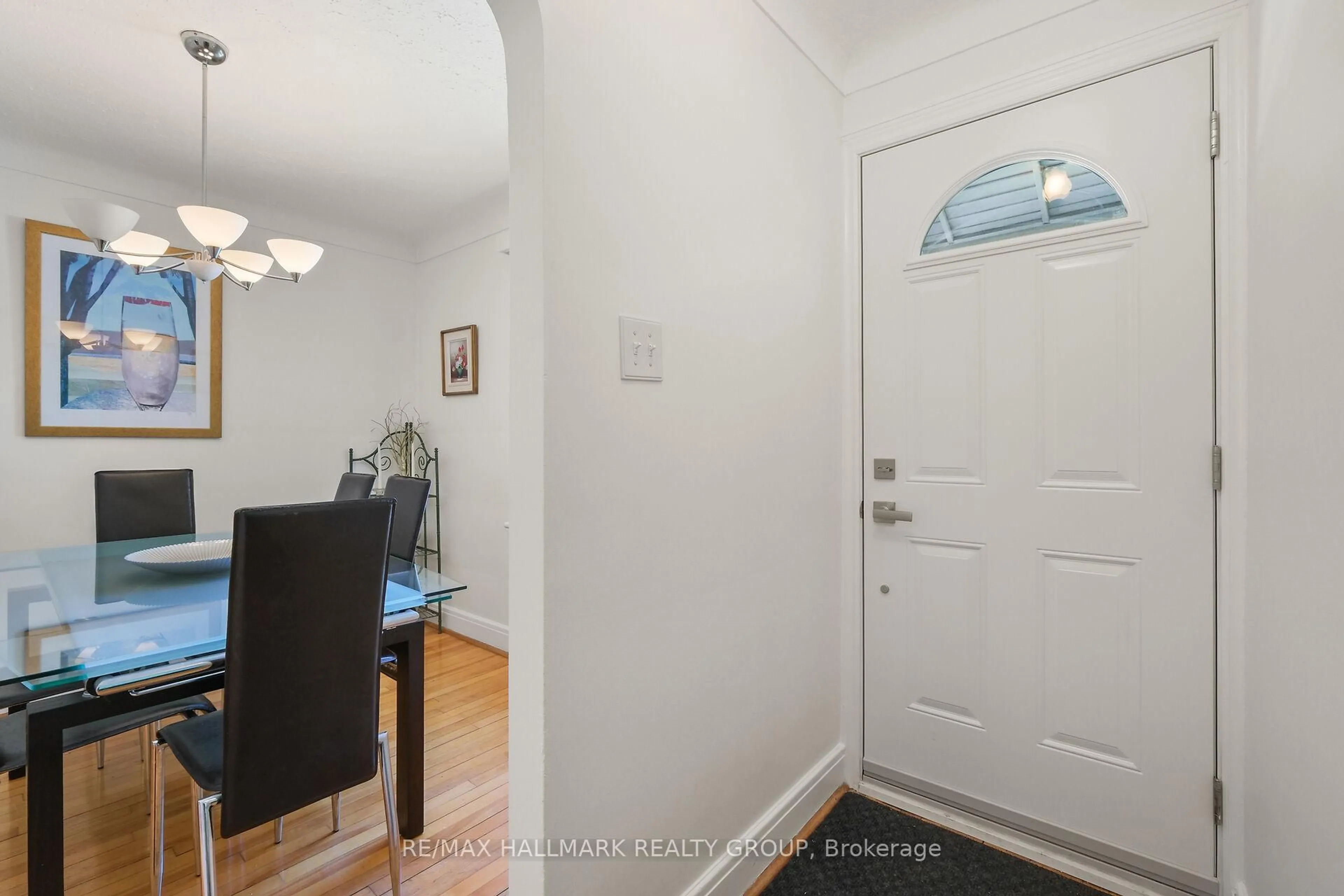 Indoor entryway for 20 Fern Ave, Ottawa Ontario K1Y 3S1