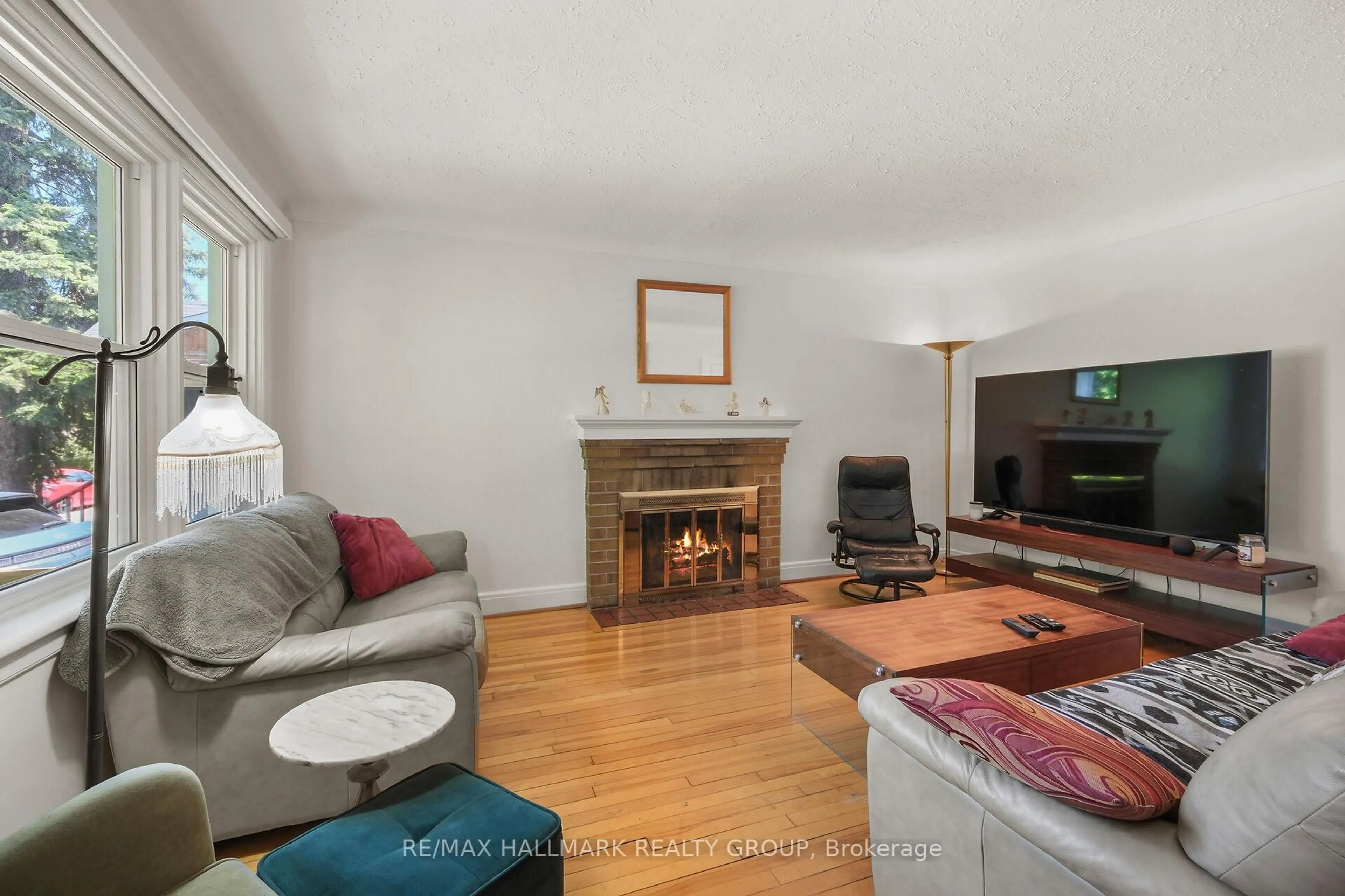 Living room with furniture, wood/laminate floor for 20 Fern Ave, Ottawa Ontario K1Y 3S1