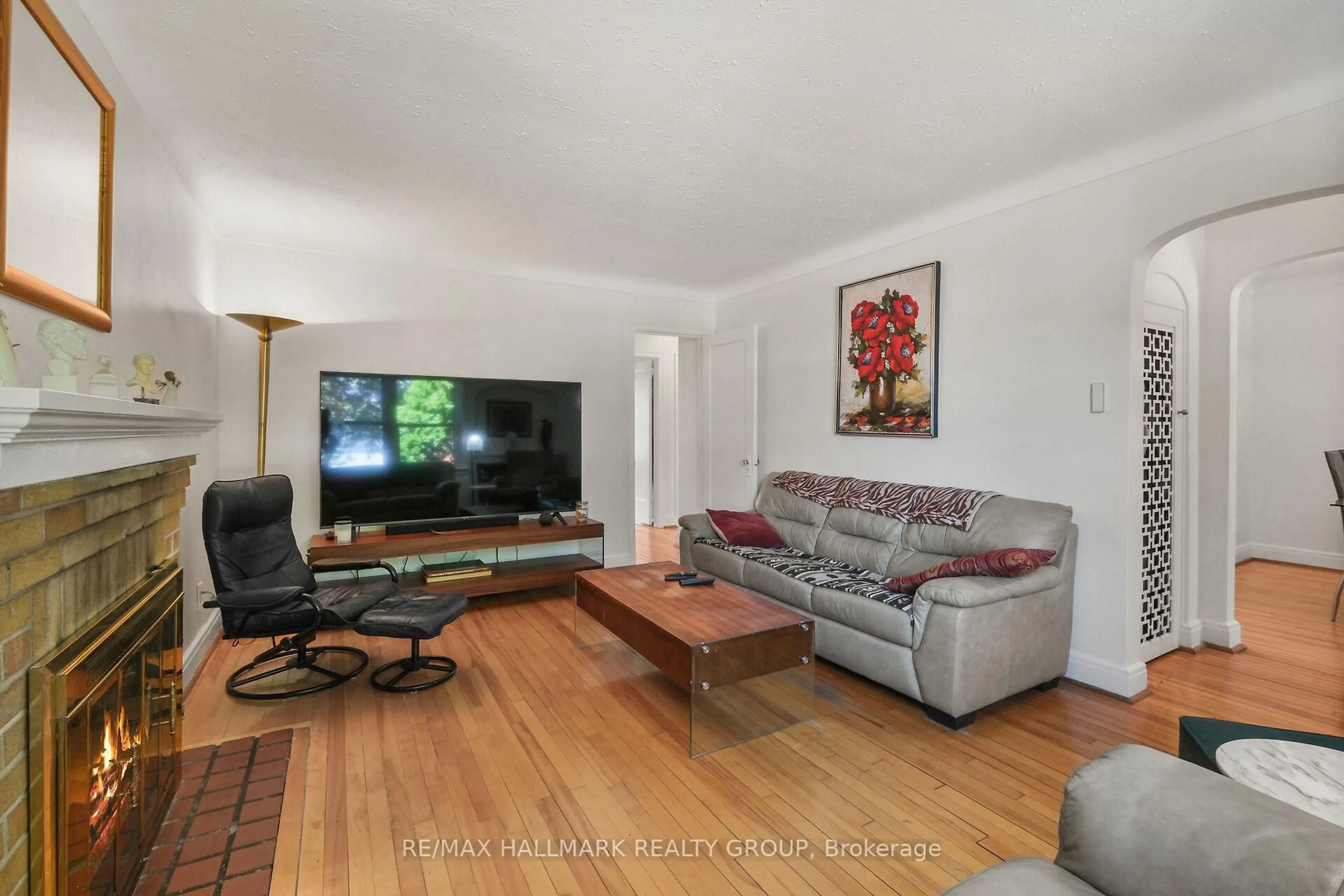 Living room with furniture, unknown for 20 Fern Ave, Ottawa Ontario K1Y 3S1