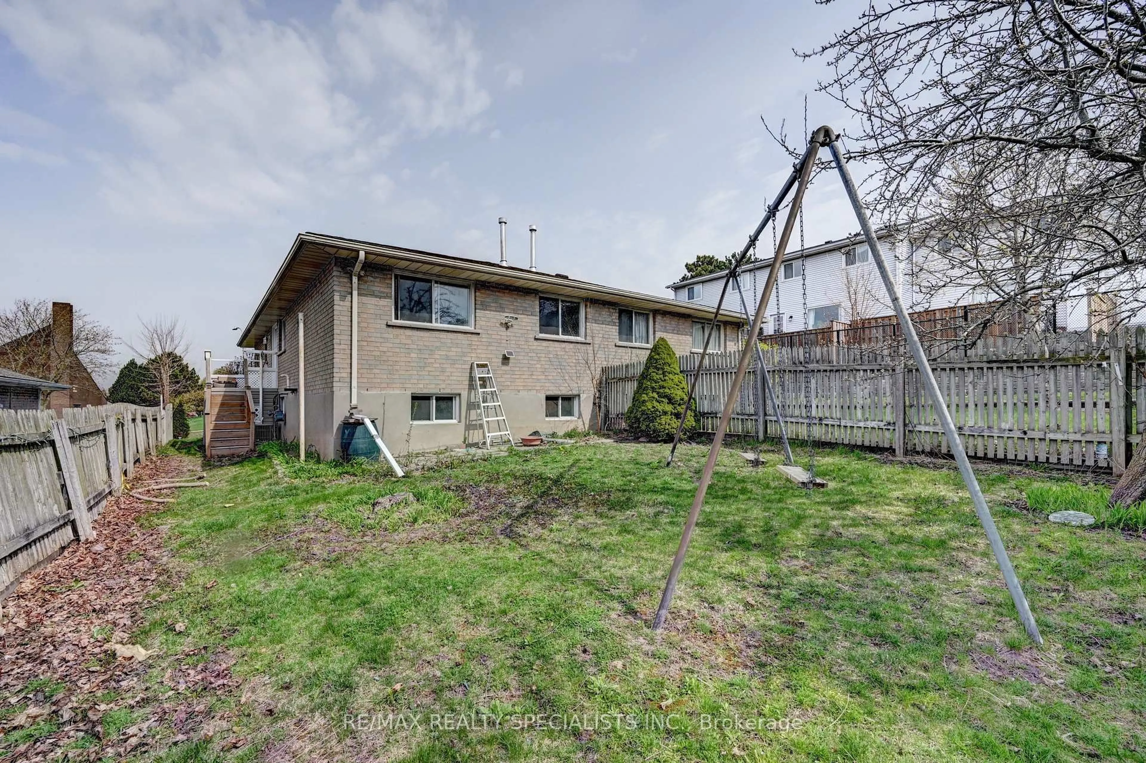 Patio, street for 11 Dinison Cres, Kitchener Ontario N2E 2W3