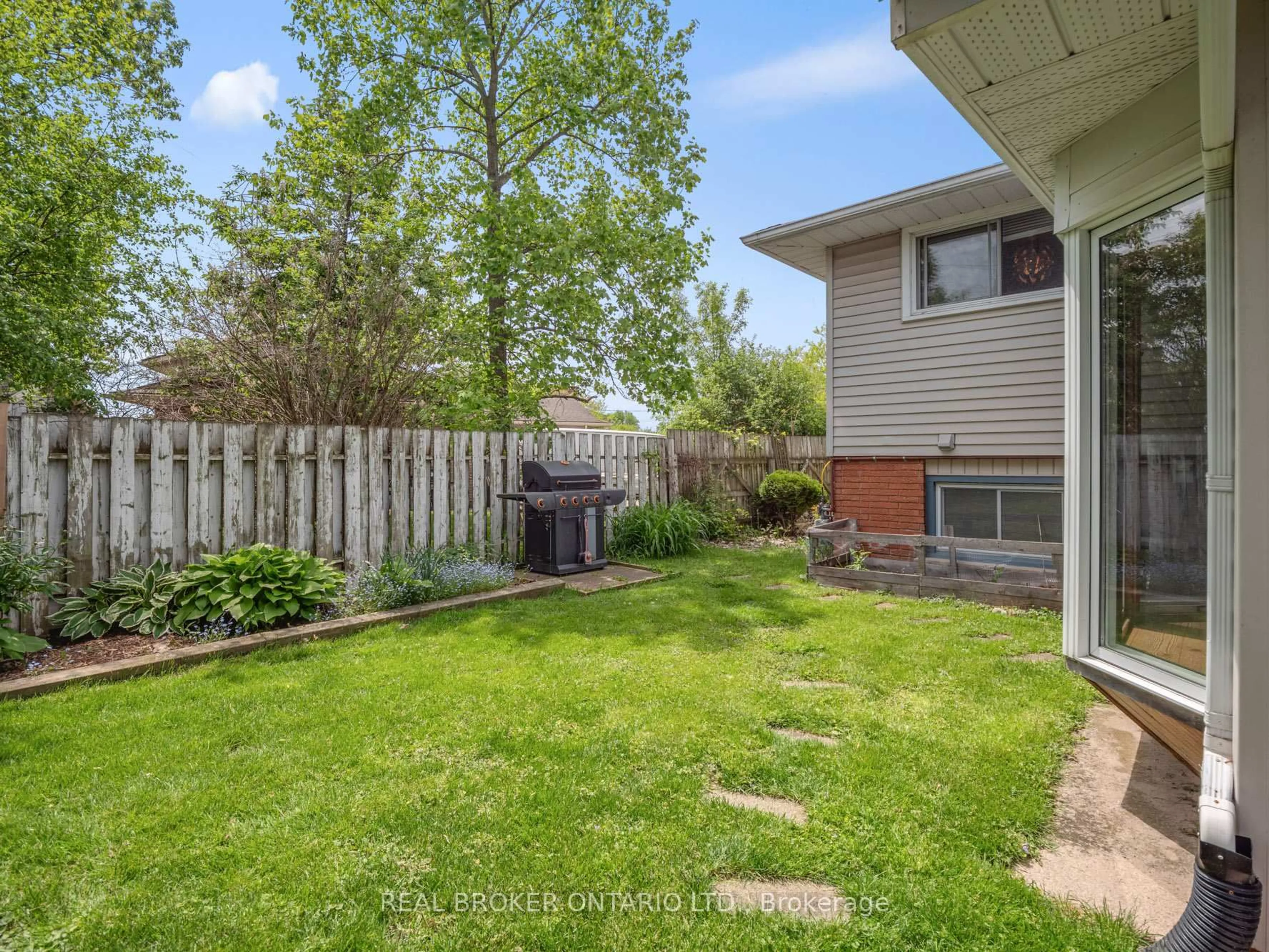 Patio, street for 63 Harrison Ave, Welland Ontario L3B 1C3