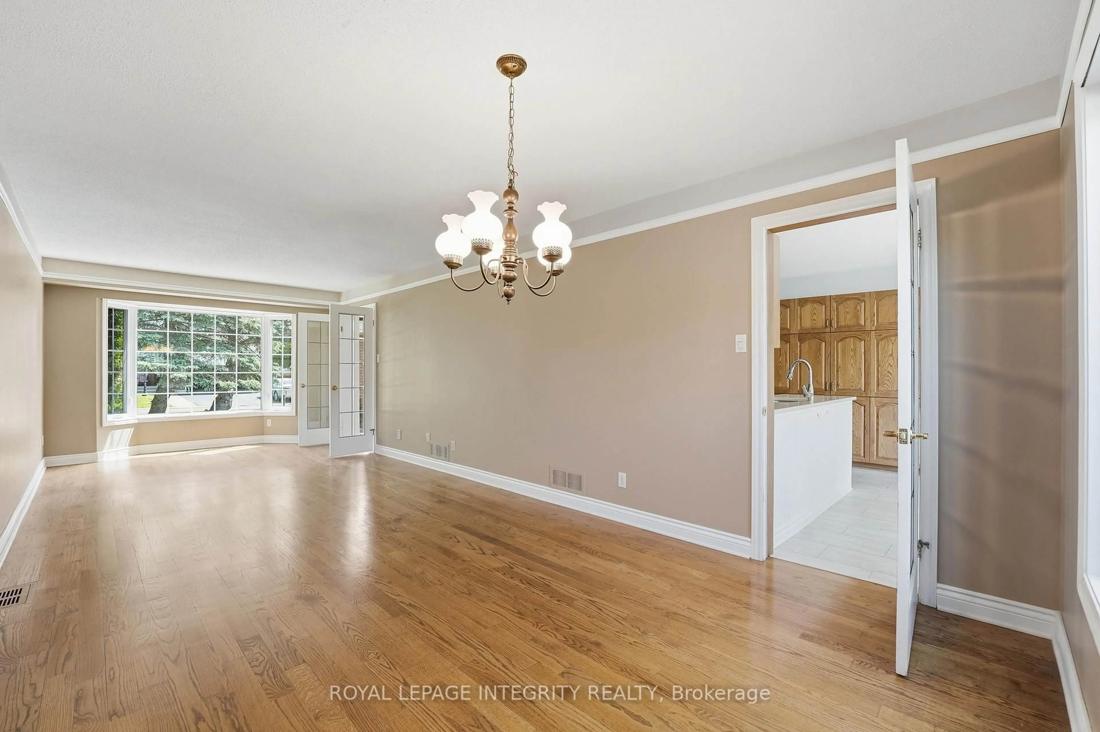 Dining room, wood/laminate floor for 50 Bramble Wood Cres, Kanata Ontario K2M 2H4