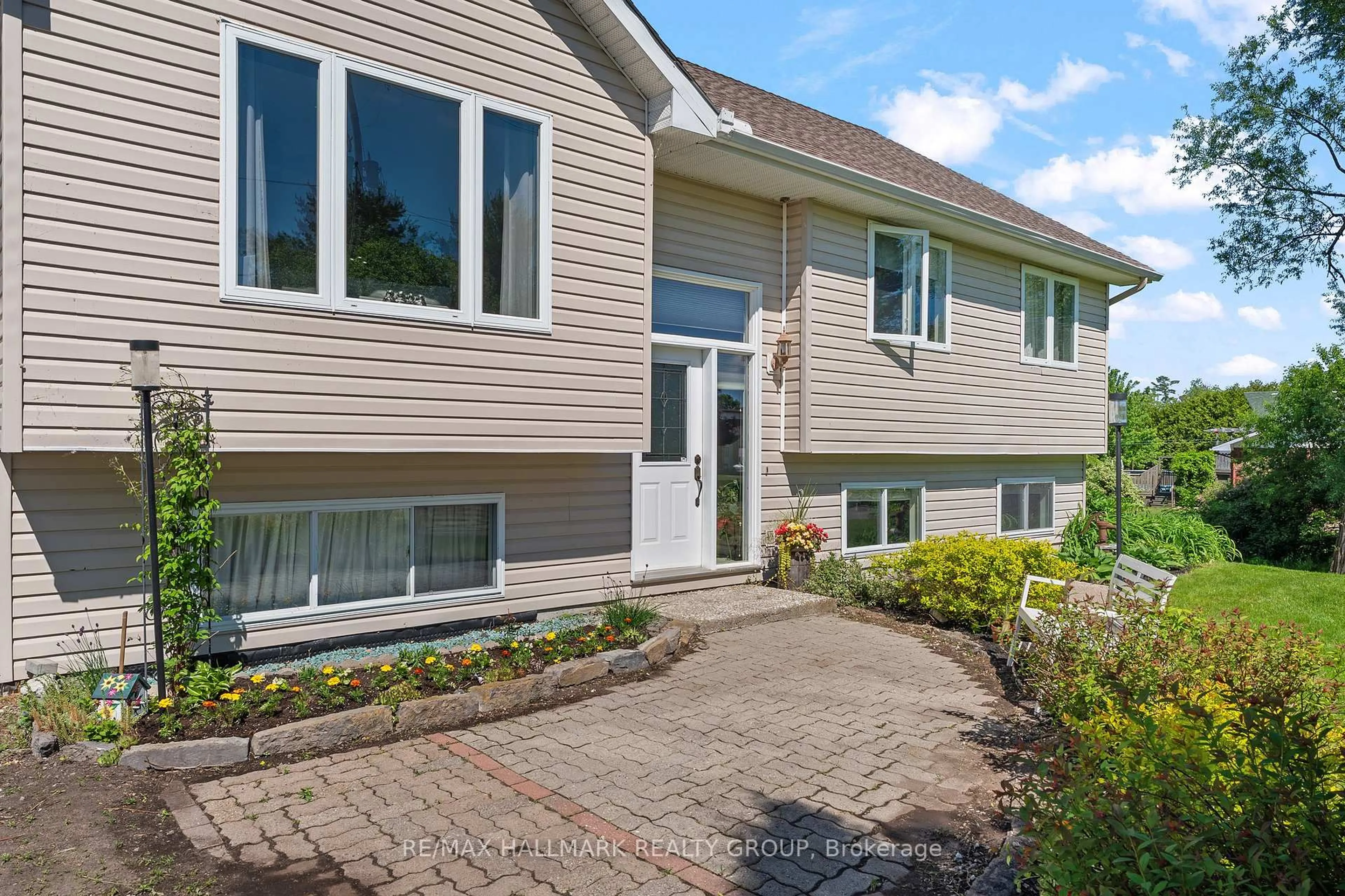 Home with vinyl exterior material, street for 184 Old Pakenham Rd, Fitzroy Harbour Ontario K0A 1X0