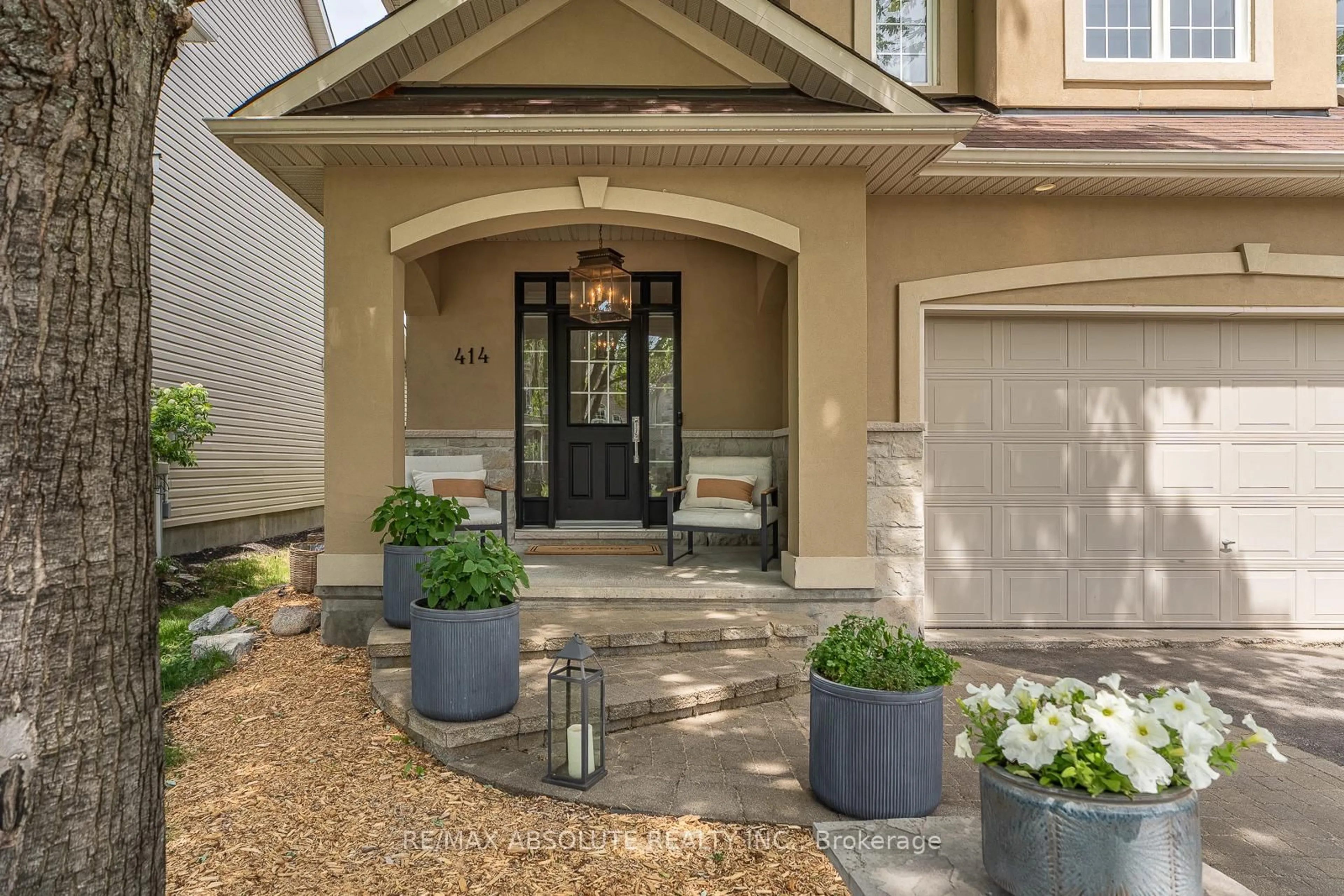 Indoor entryway for 414 LANDSWOOD Way, Ottawa Ontario K2S 0A3