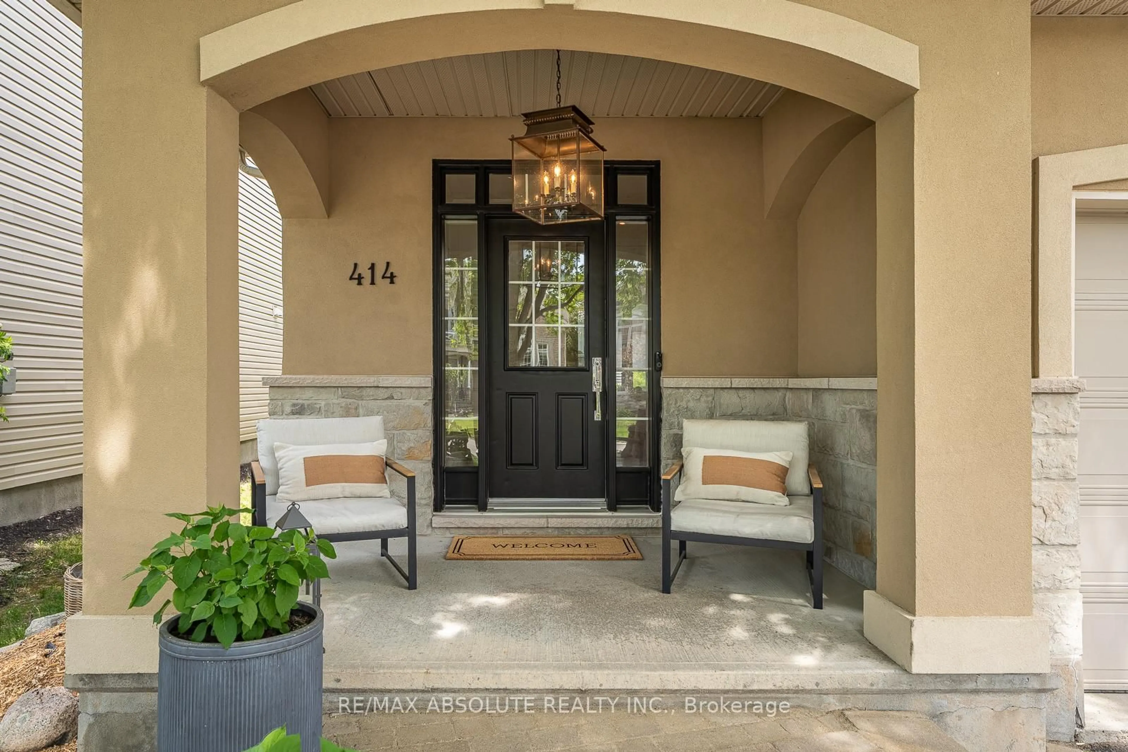 Indoor entryway for 414 LANDSWOOD Way, Ottawa Ontario K2S 0A3