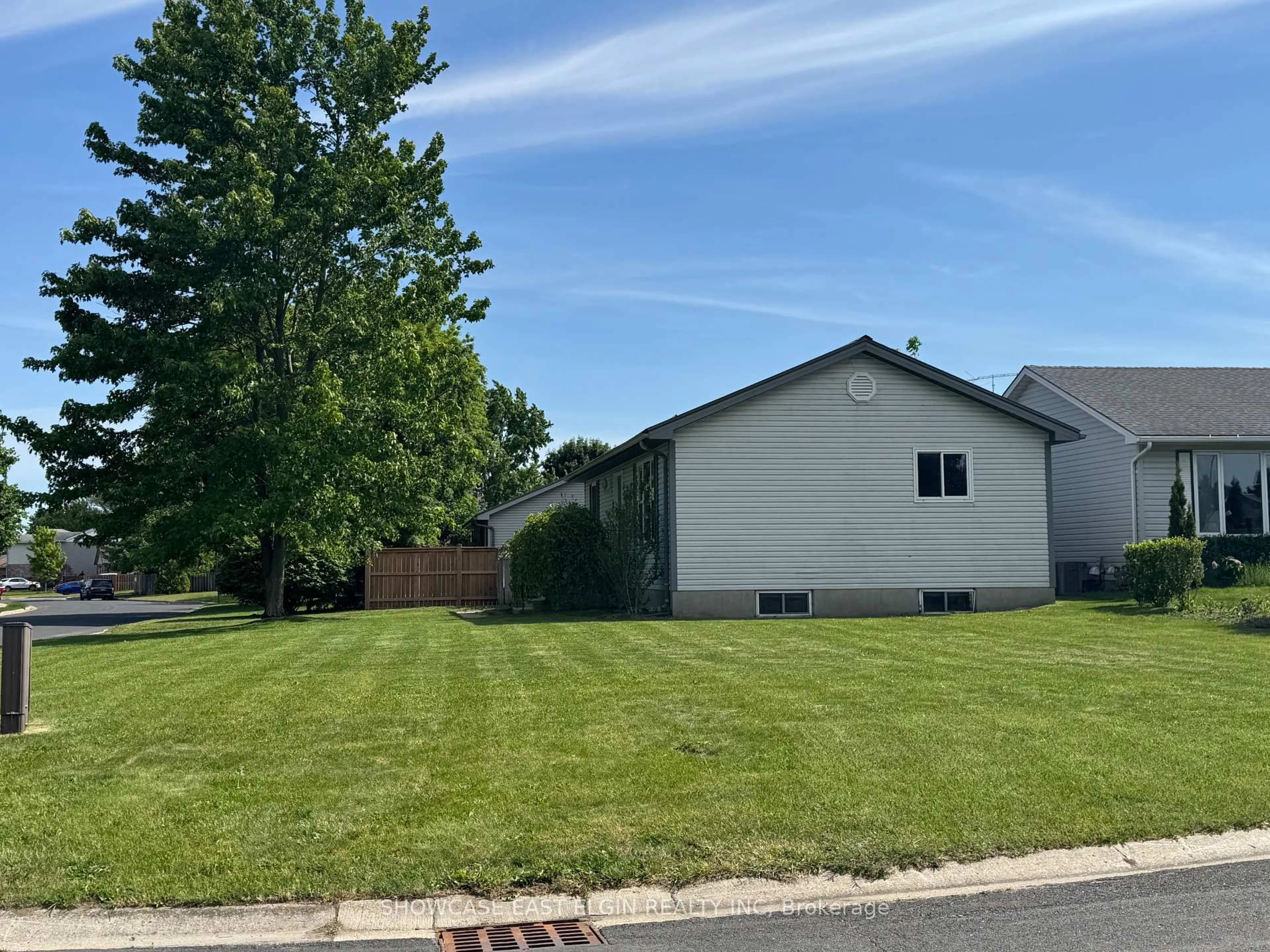 Home with vinyl exterior material, street for 28 Melanie Dr, Aylmer Ontario N5H 3G6