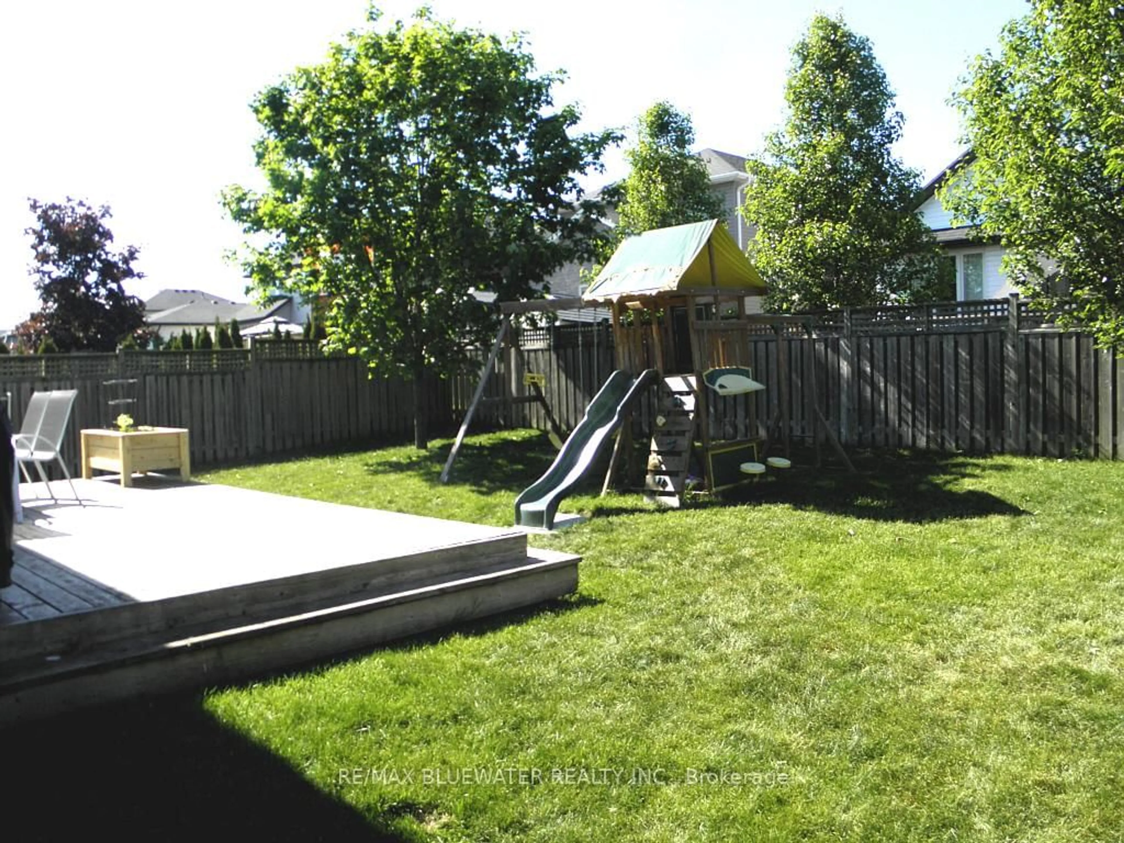 Patio, street for 95 Deborah Dr, Strathroy-Caradoc Ontario N7G 4E1