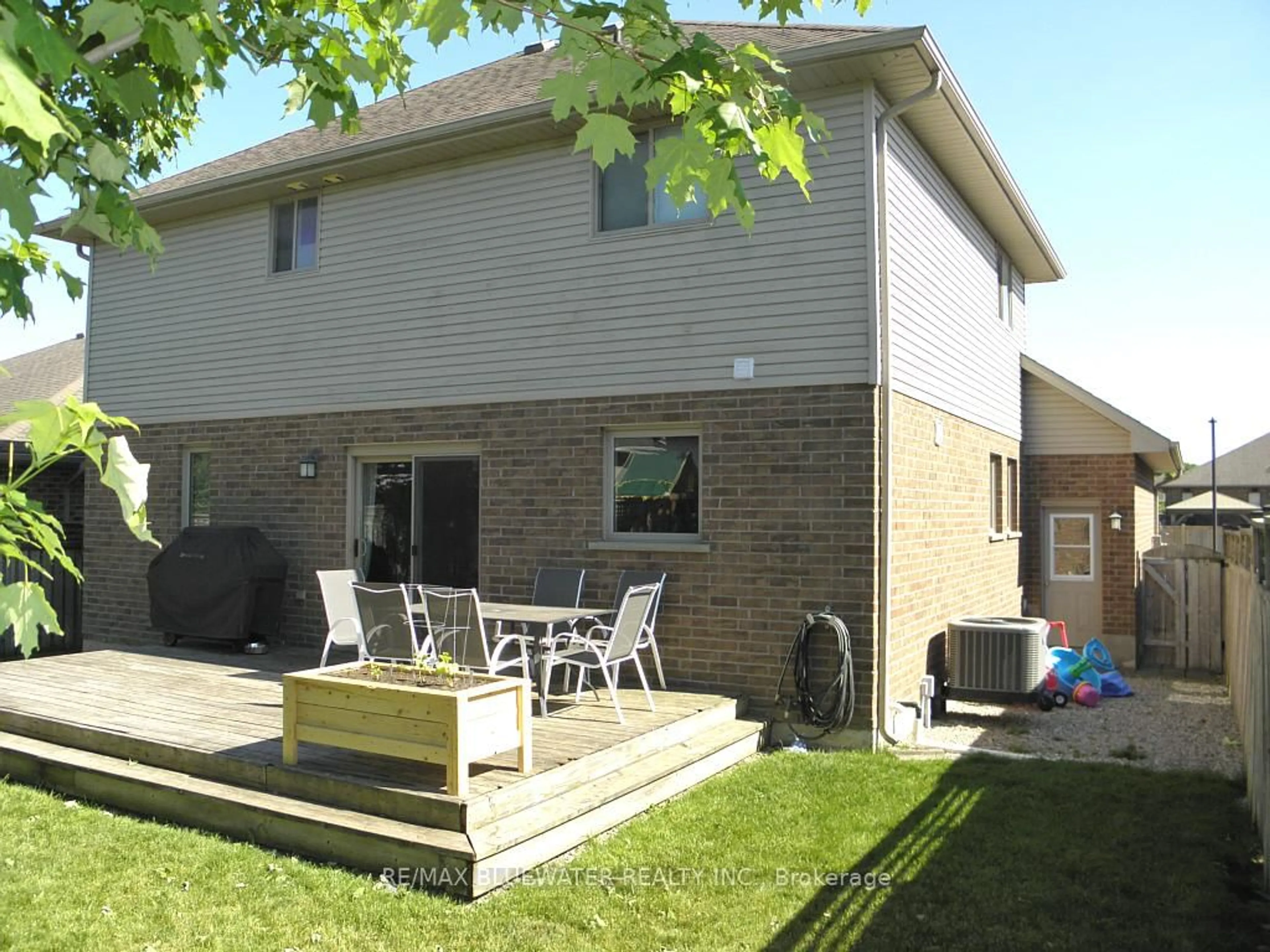 Patio, street for 95 Deborah Dr, Strathroy-Caradoc Ontario N7G 4E1