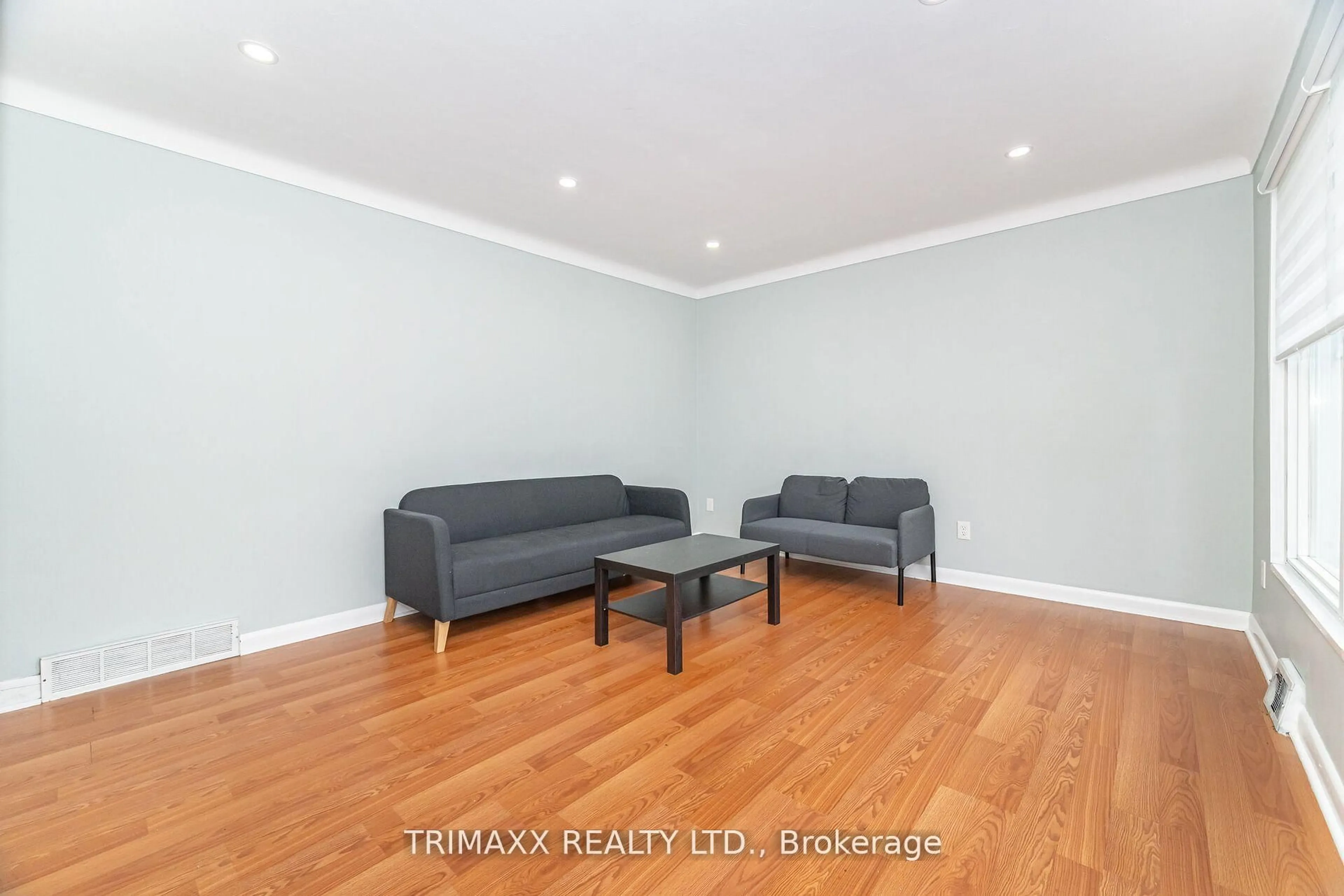 Living room with furniture, wood/laminate floor for 60 Parkdale Dr, Thorold Ontario L2V 2N6