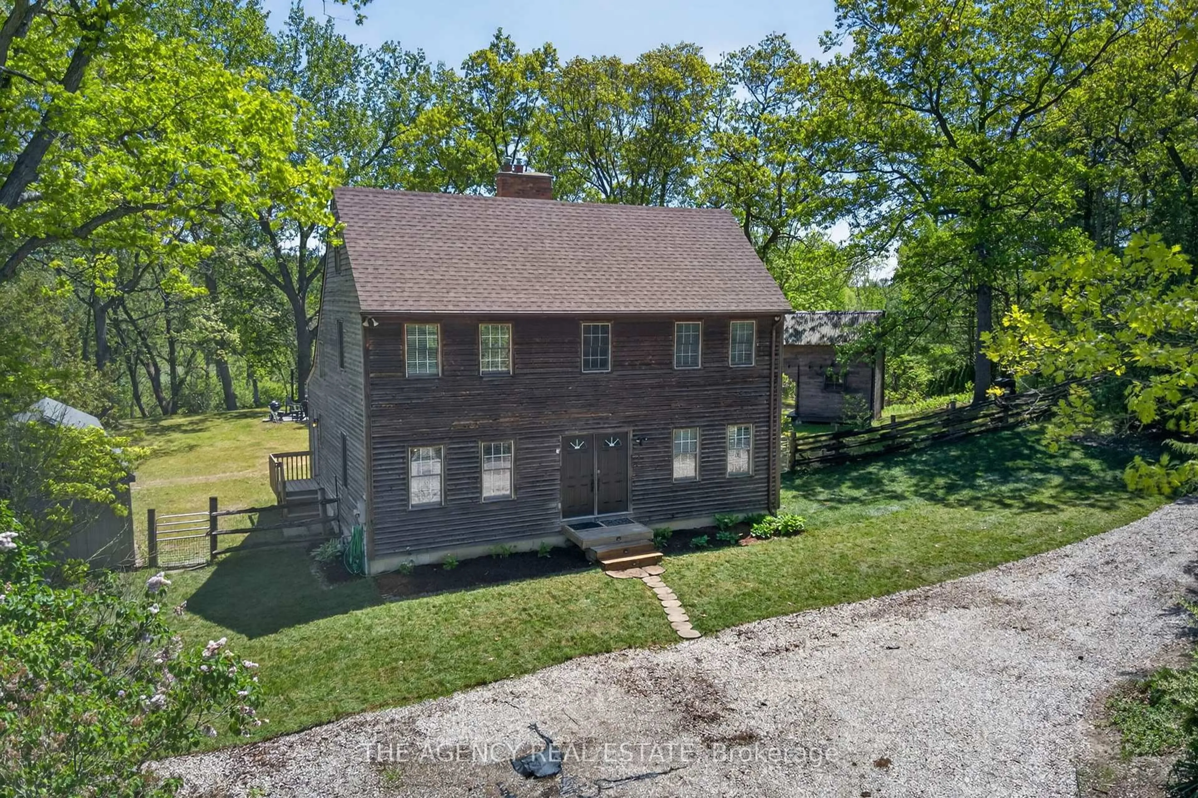 A pic from outside/outdoor area/front of a property/back of a property/a pic from drone, building for 7904 Katharine Cres, Lambton Shores Ontario N0M 2L0
