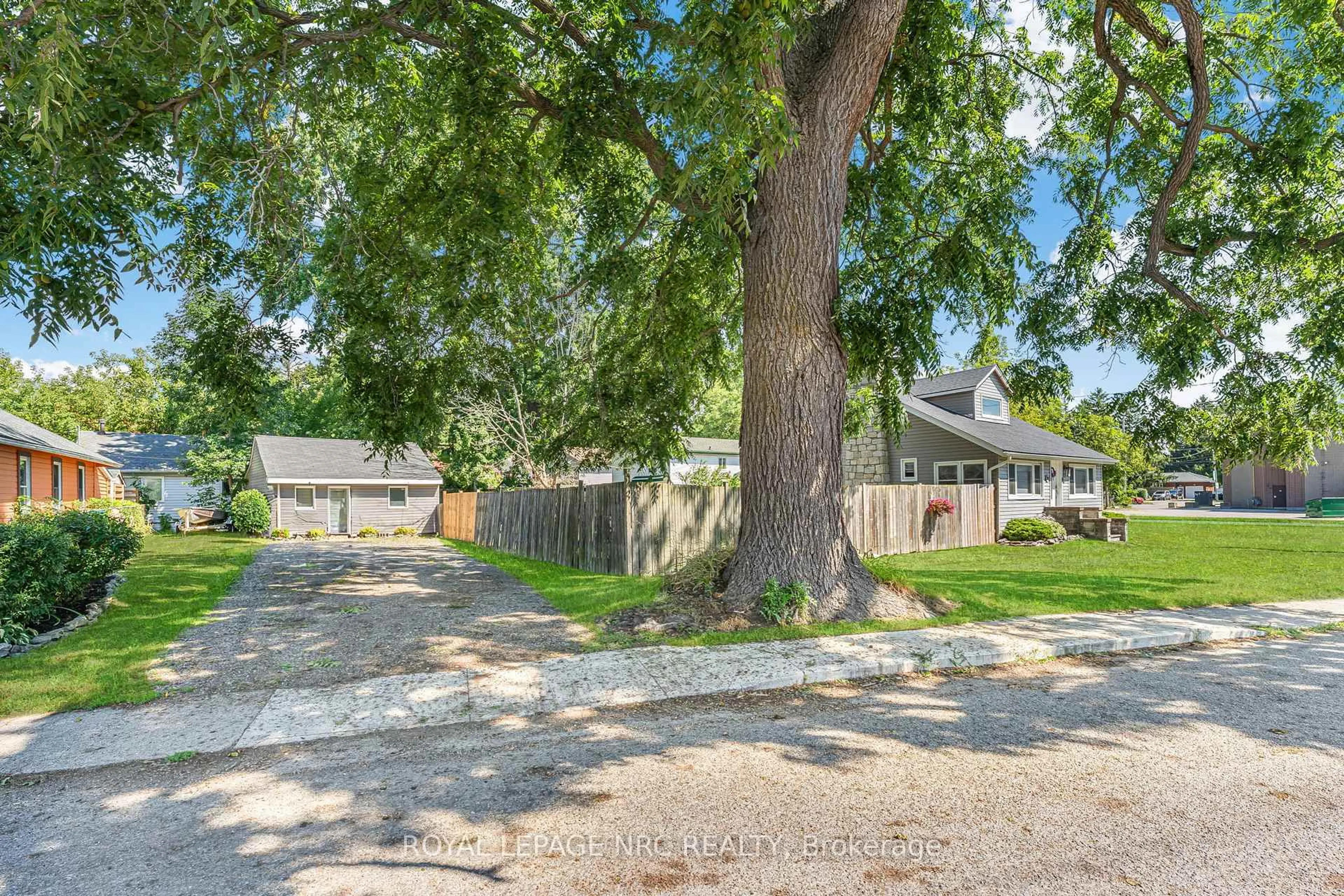 A pic from outside/outdoor area/front of a property/back of a property/a pic from drone, street for 3902 Rebstock Rd, Fort Erie Ontario L0S 1B0
