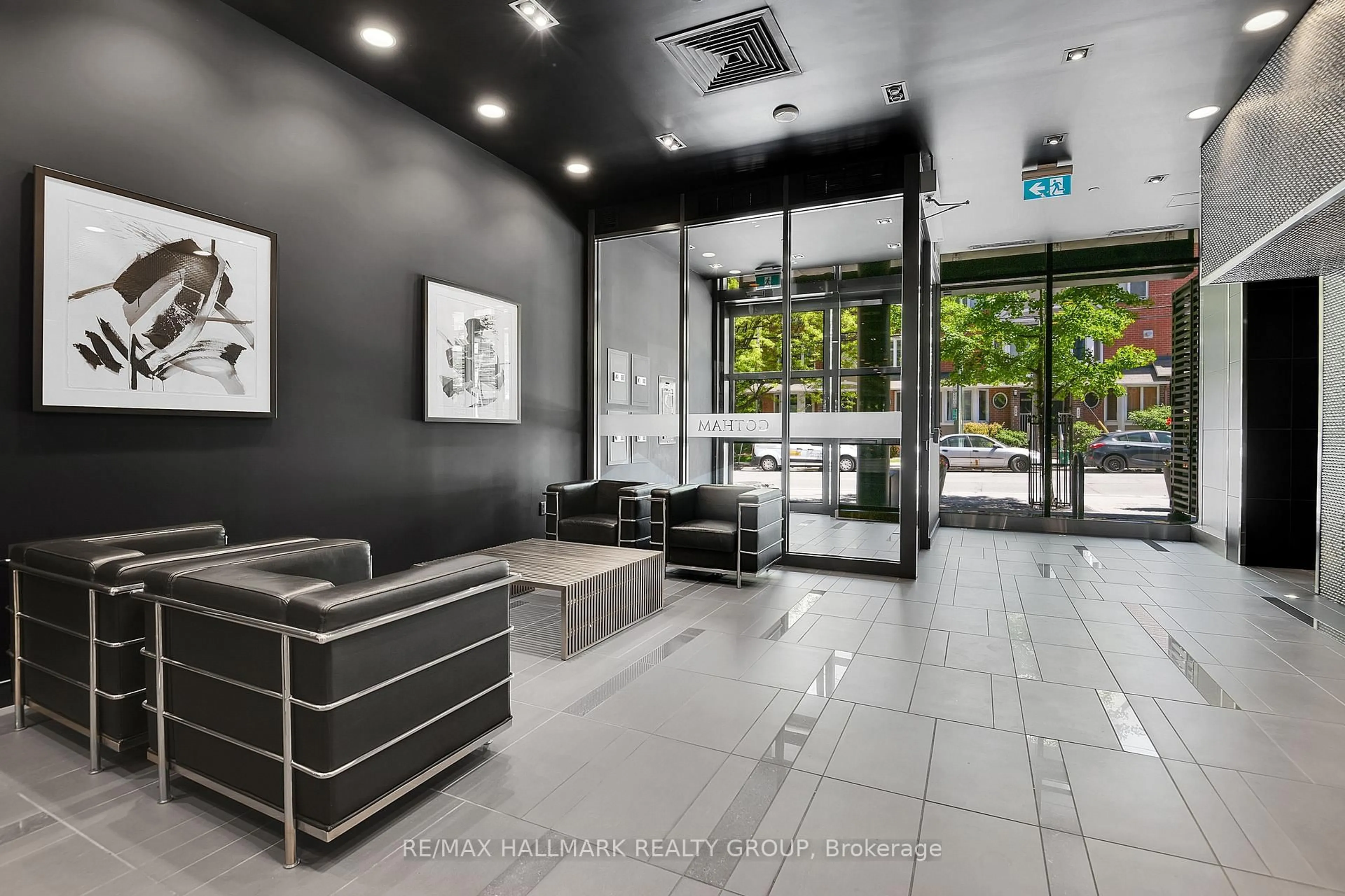 Indoor foyer for 224 Lyon St #1104, Ottawa Ontario K1R 0C1