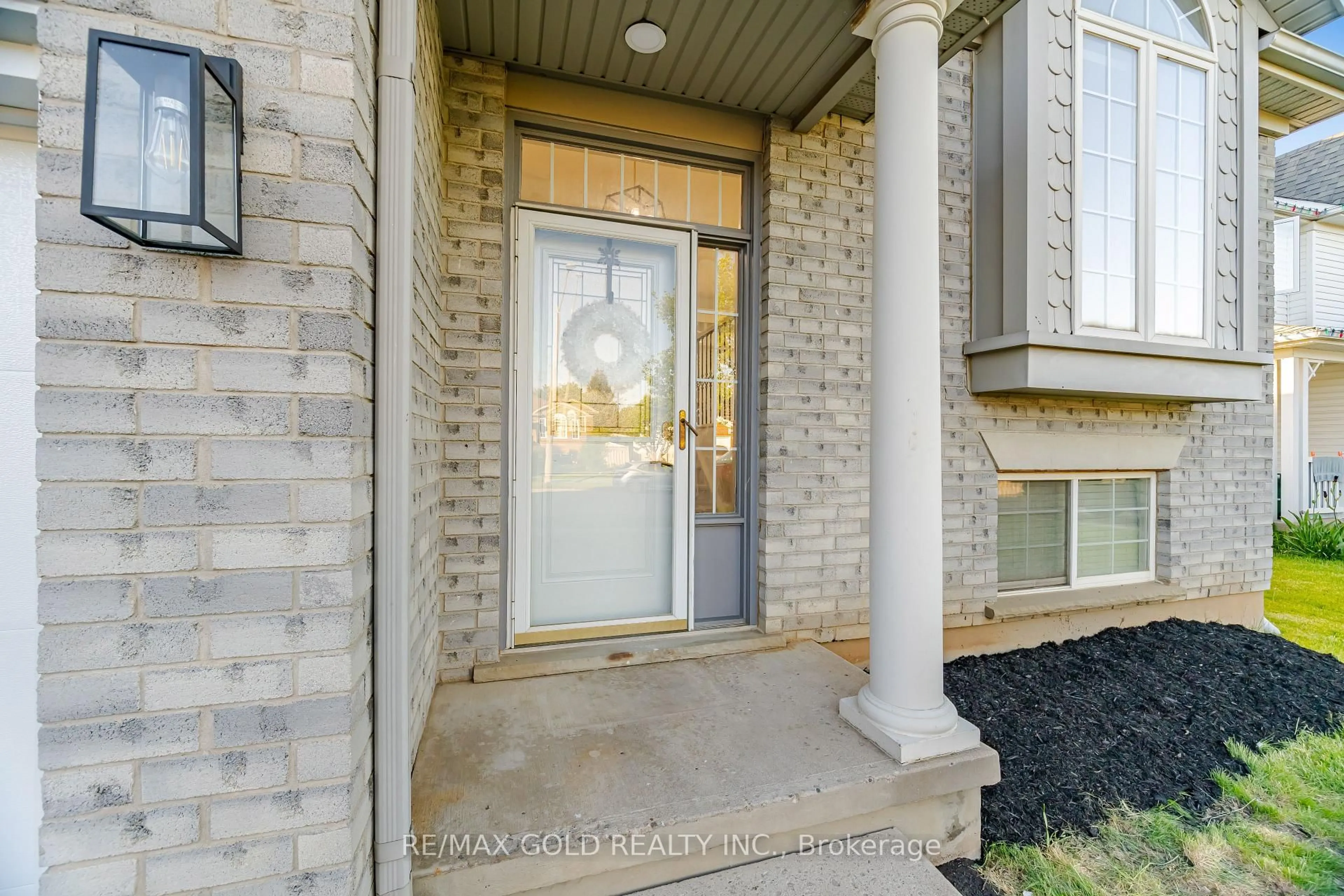 Indoor entryway for 46 Cashel Cres, Brantford Ontario N3T 6L1