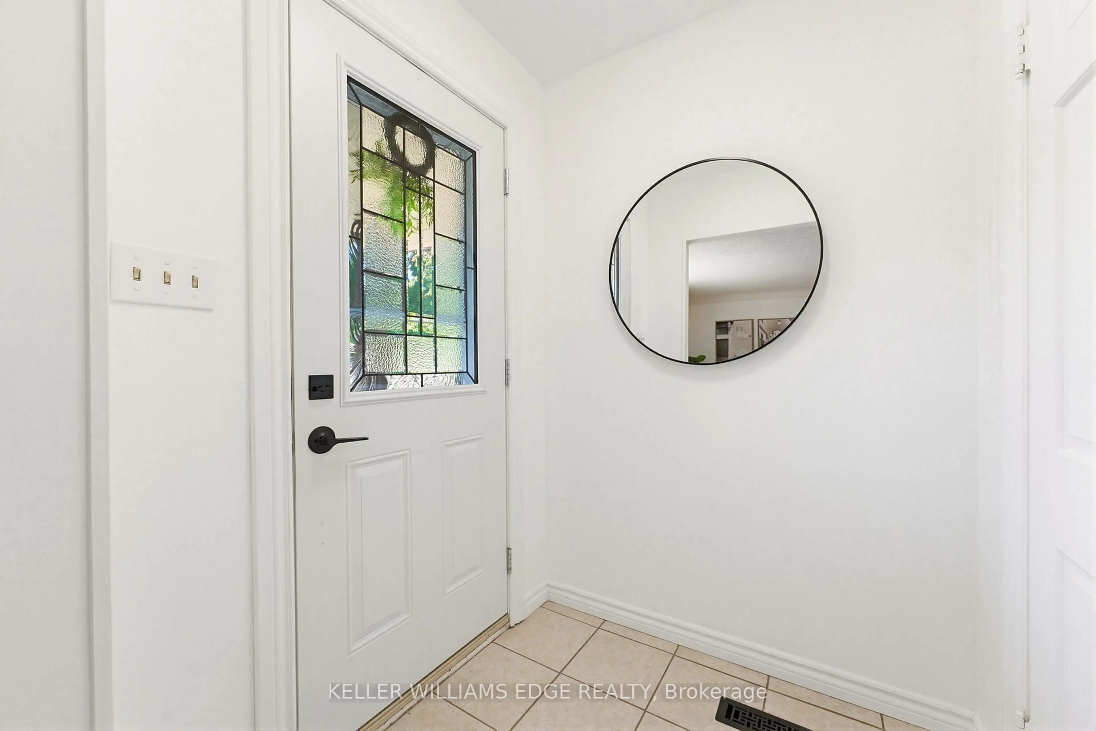 Indoor entryway for 17 Broadmore Ave, St. Catharines Ontario L2M 6A4
