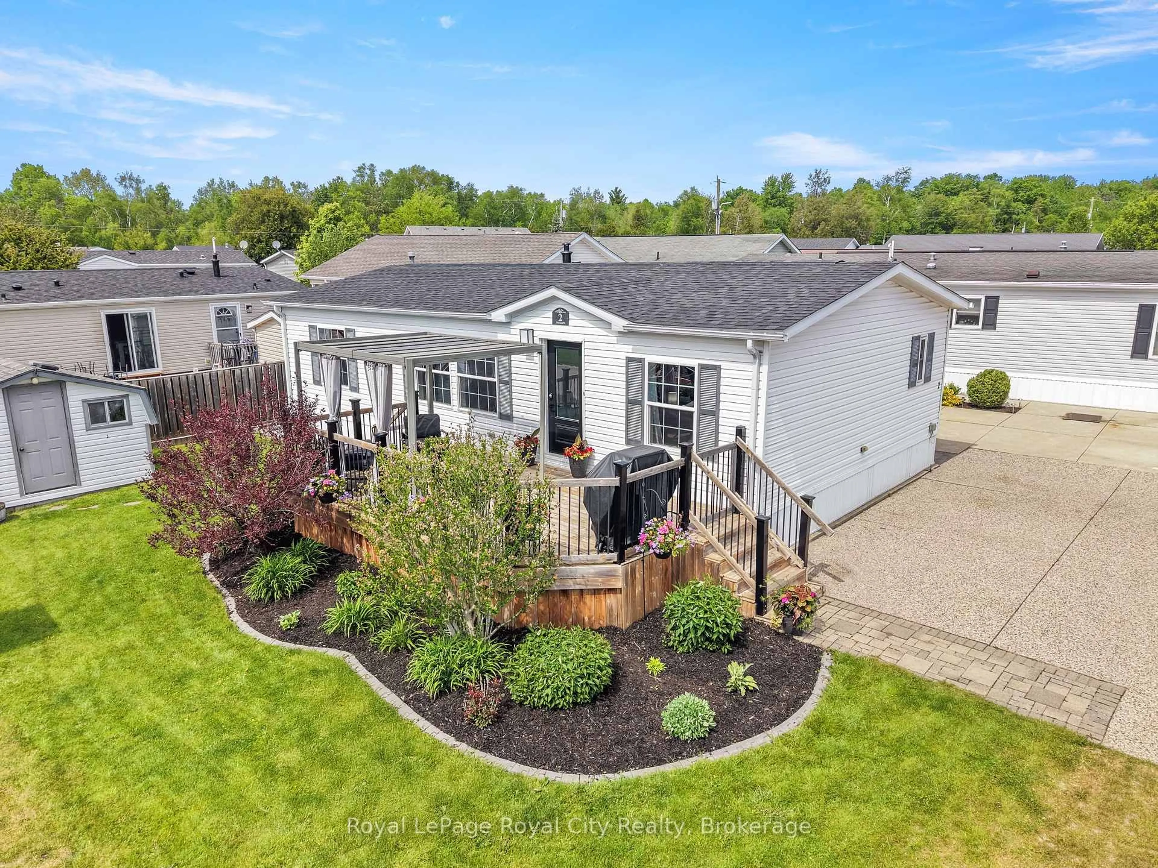 A pic from outside/outdoor area/front of a property/back of a property/a pic from drone, unknown for 2 PAVILION Rd, Puslinch Ontario N0B 2C0