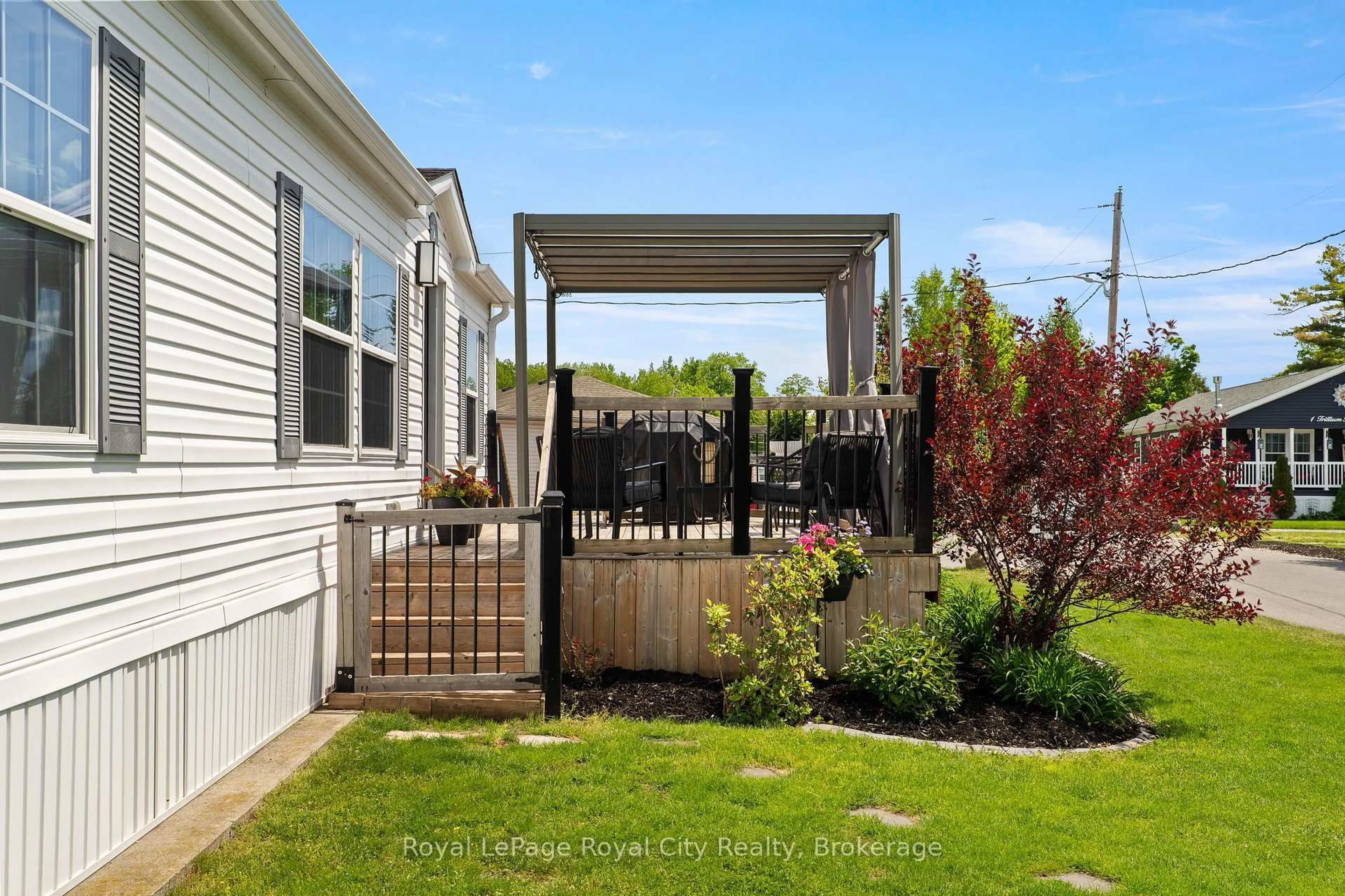 Patio, street for 2 PAVILION Rd, Puslinch Ontario N0B 2C0