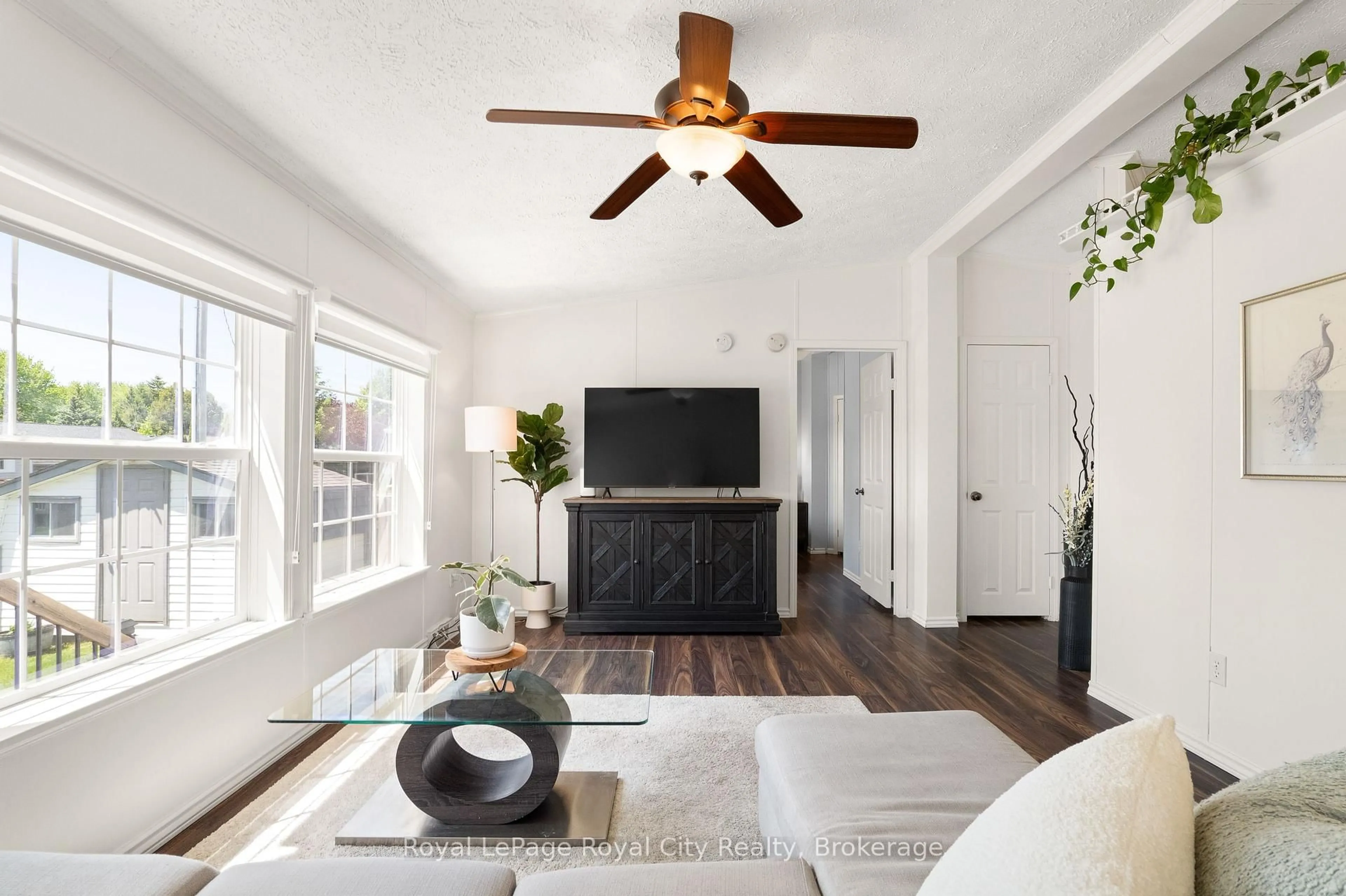 Living room with furniture, wood/laminate floor for 2 PAVILION Rd, Puslinch Ontario N0B 2C0