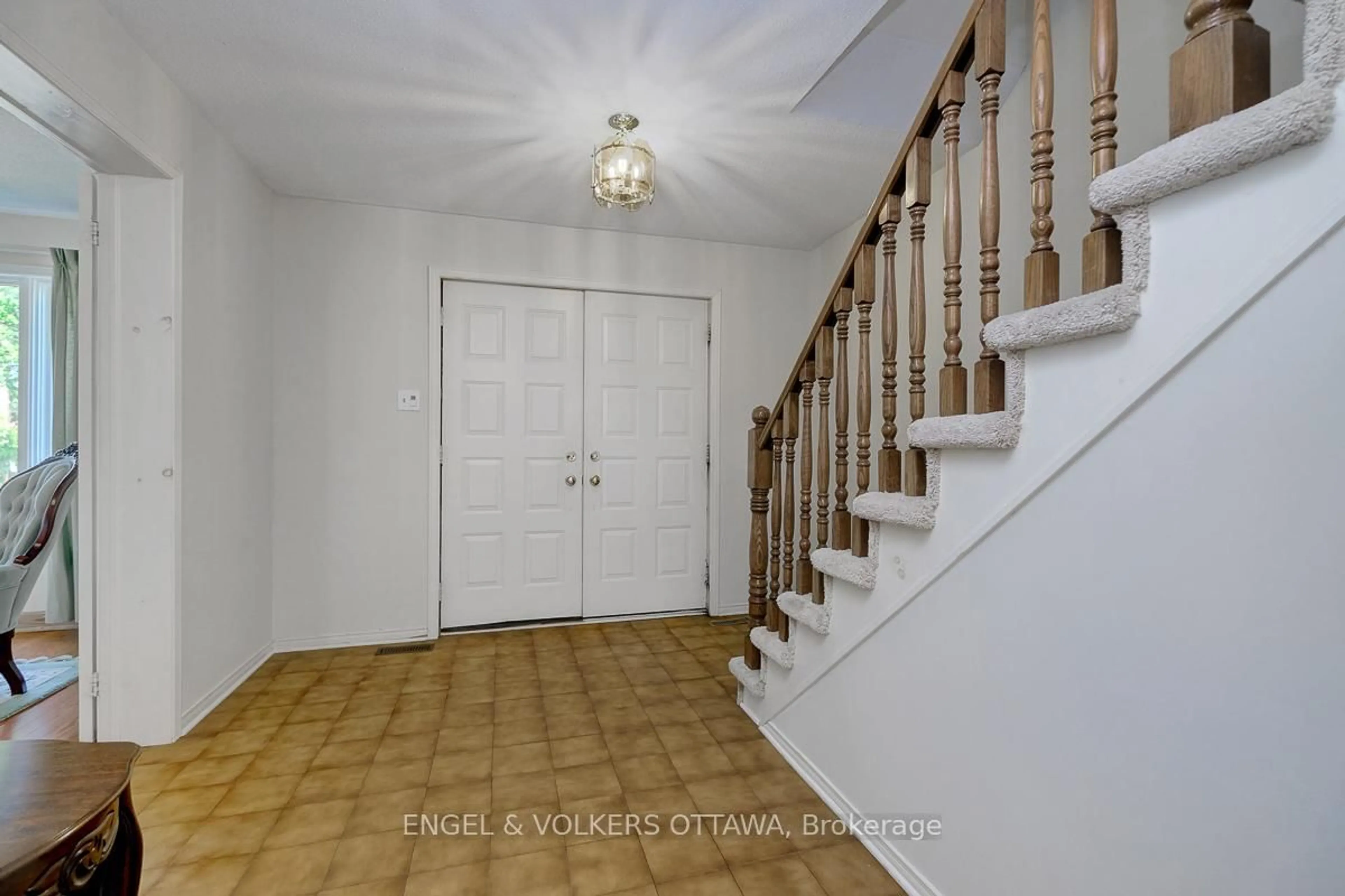 Indoor entryway for 210 Cypress Crt, Ottawa Ontario K2H 8Z8