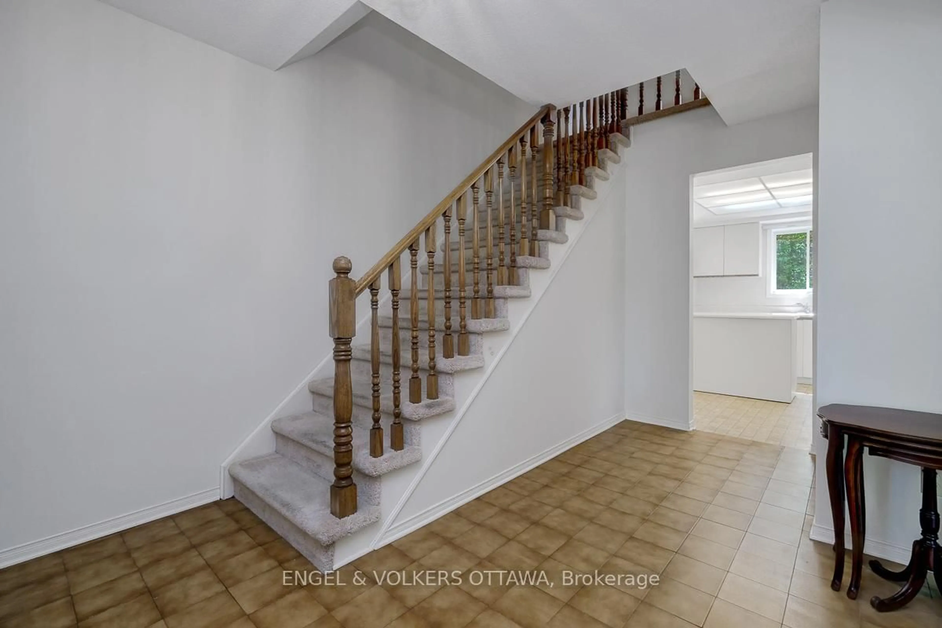Unknown for 210 Cypress Crt, Ottawa Ontario K2H 8Z8