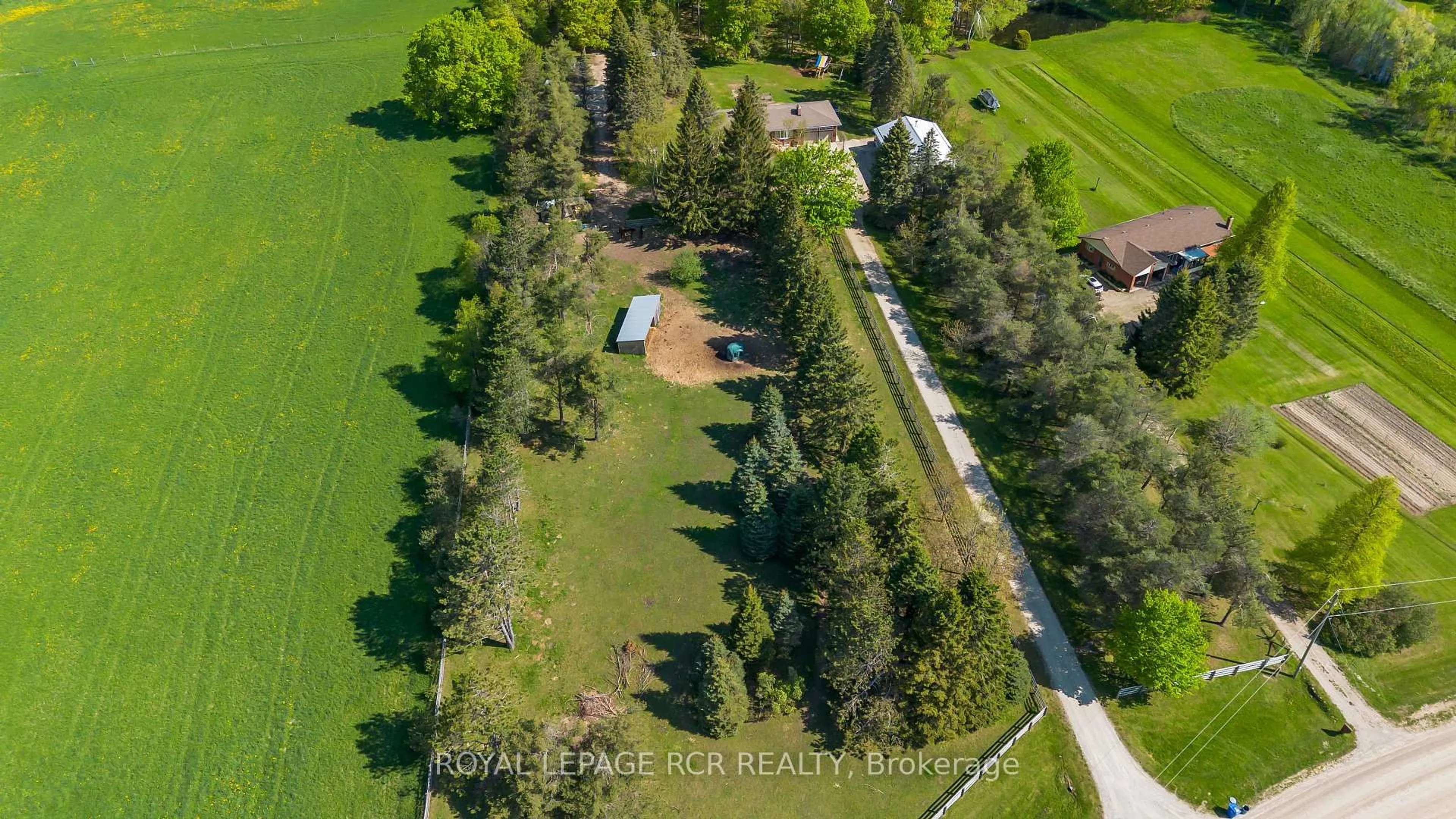 A pic from outside/outdoor area/front of a property/back of a property/a pic from drone, unknown for 426079 25 Sdrd, Mono Ontario L9V 1E2