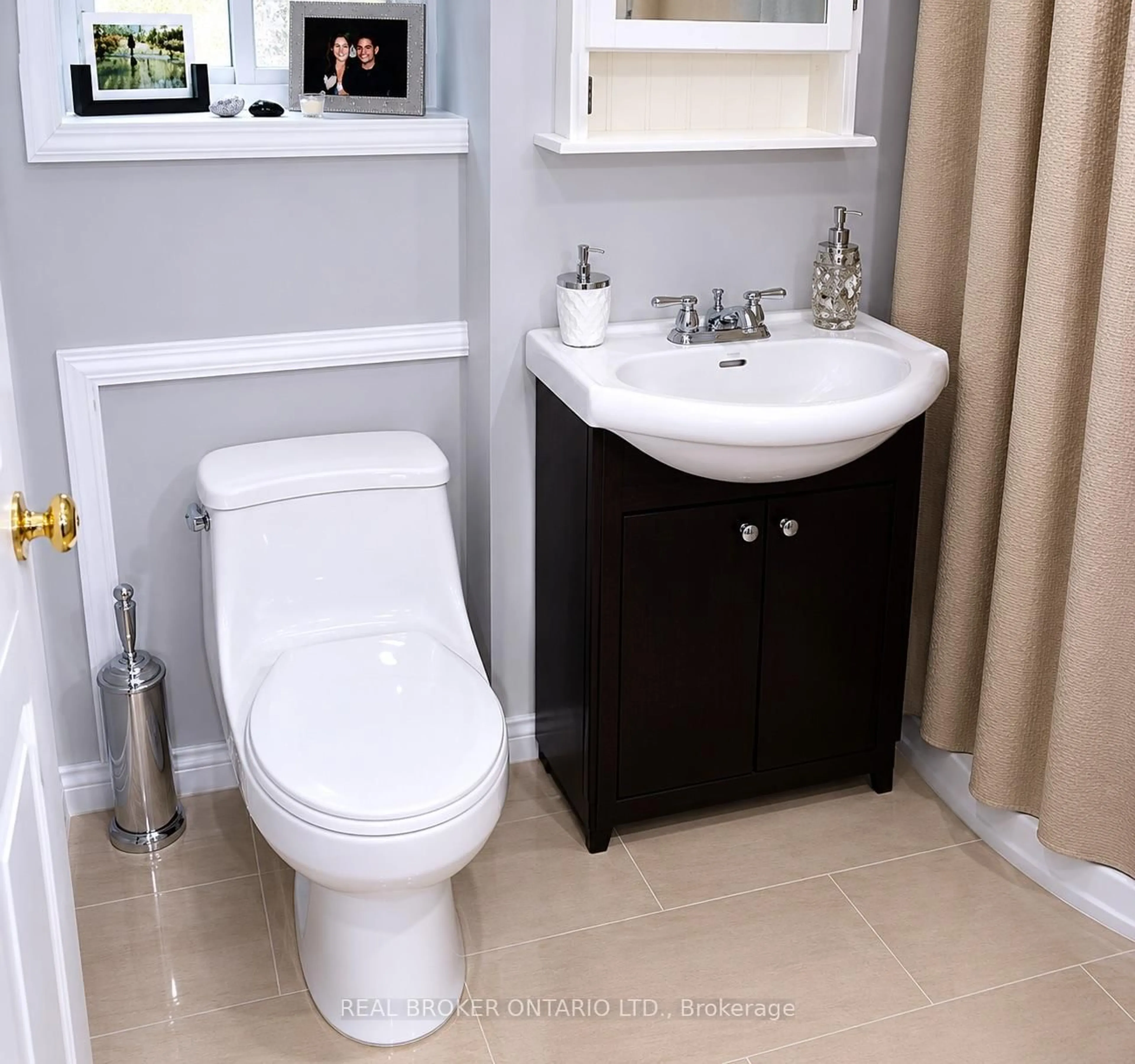 Standard bathroom, ceramic/tile floor for 21 Saddler St, Pelham Ontario L0S 1E4