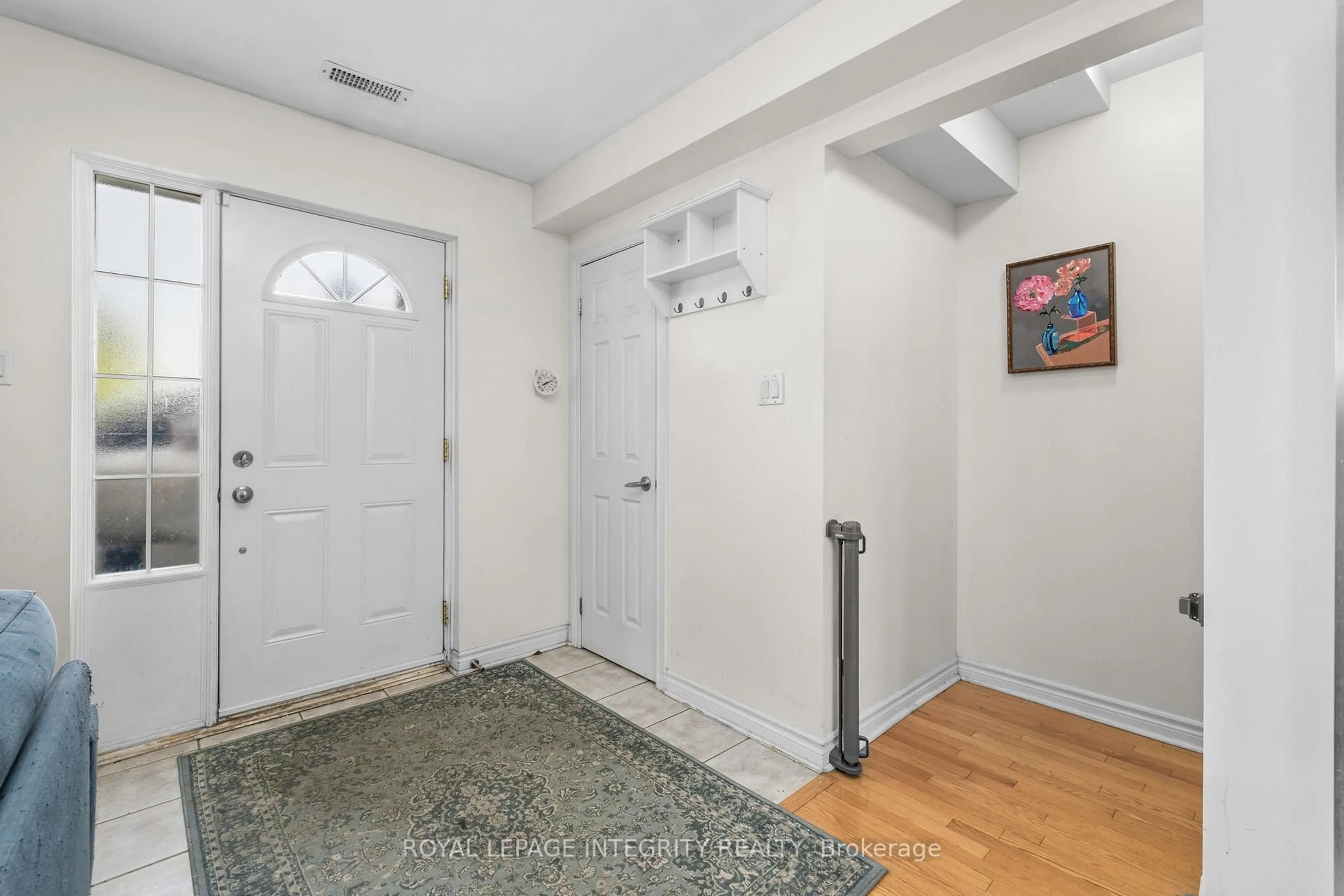 Indoor entryway for 237 Cumberland St, Ottawa Ontario K1N 8W6
